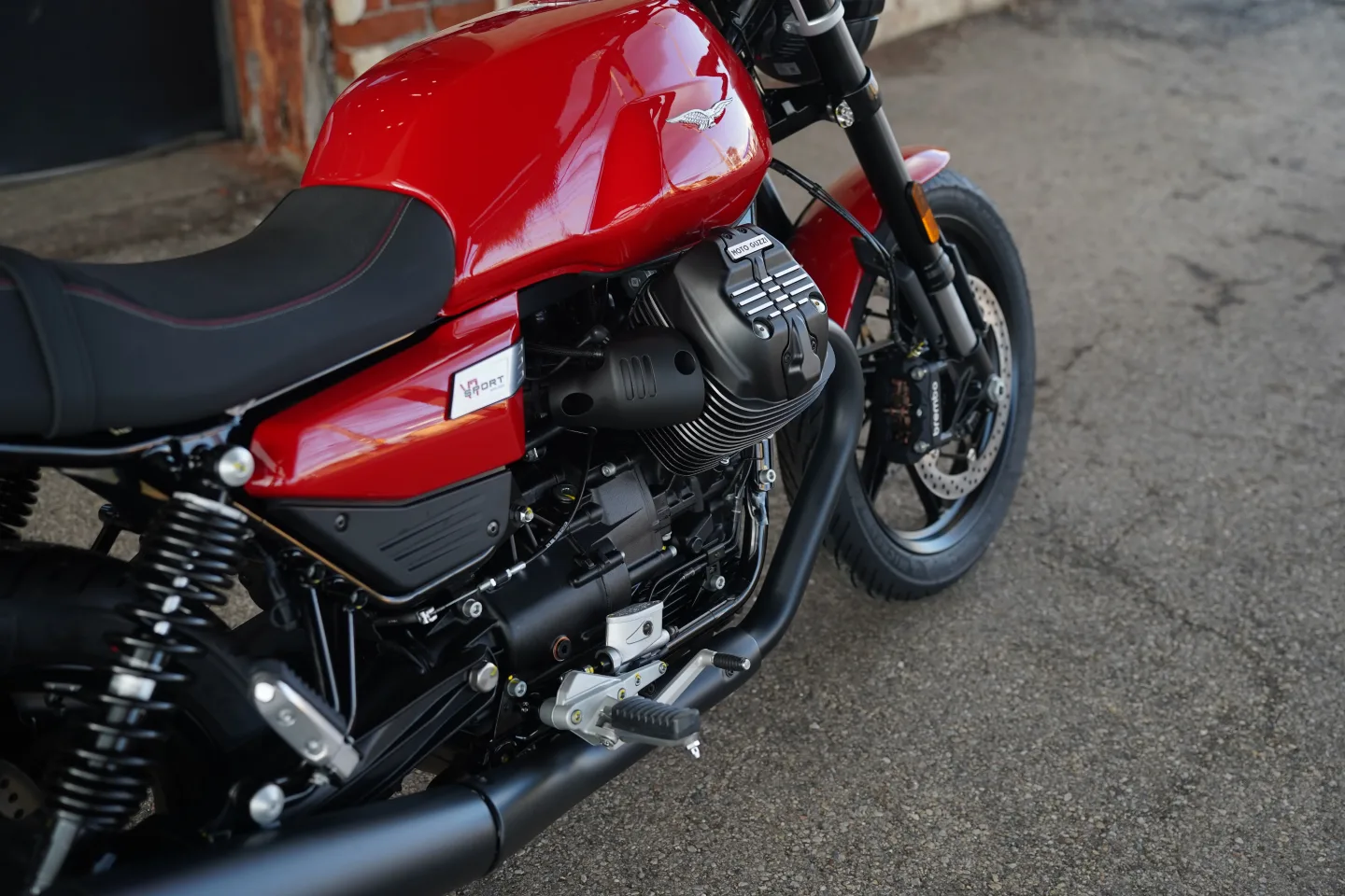 DSC01784 2027 Moto Guzzi V7 Sport - Rosso Monza