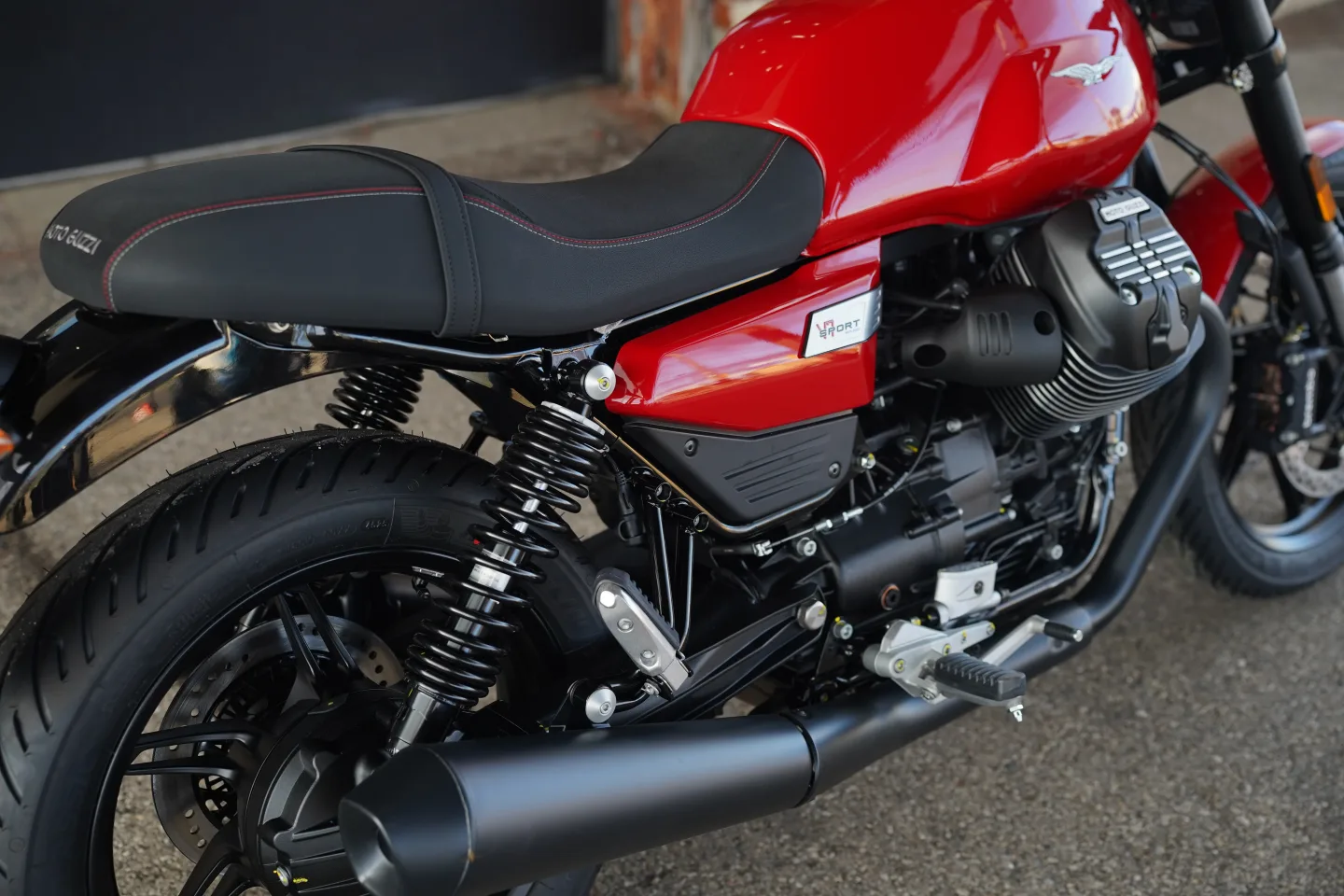DSC01785 2027 Moto Guzzi V7 Sport - Rosso Monza