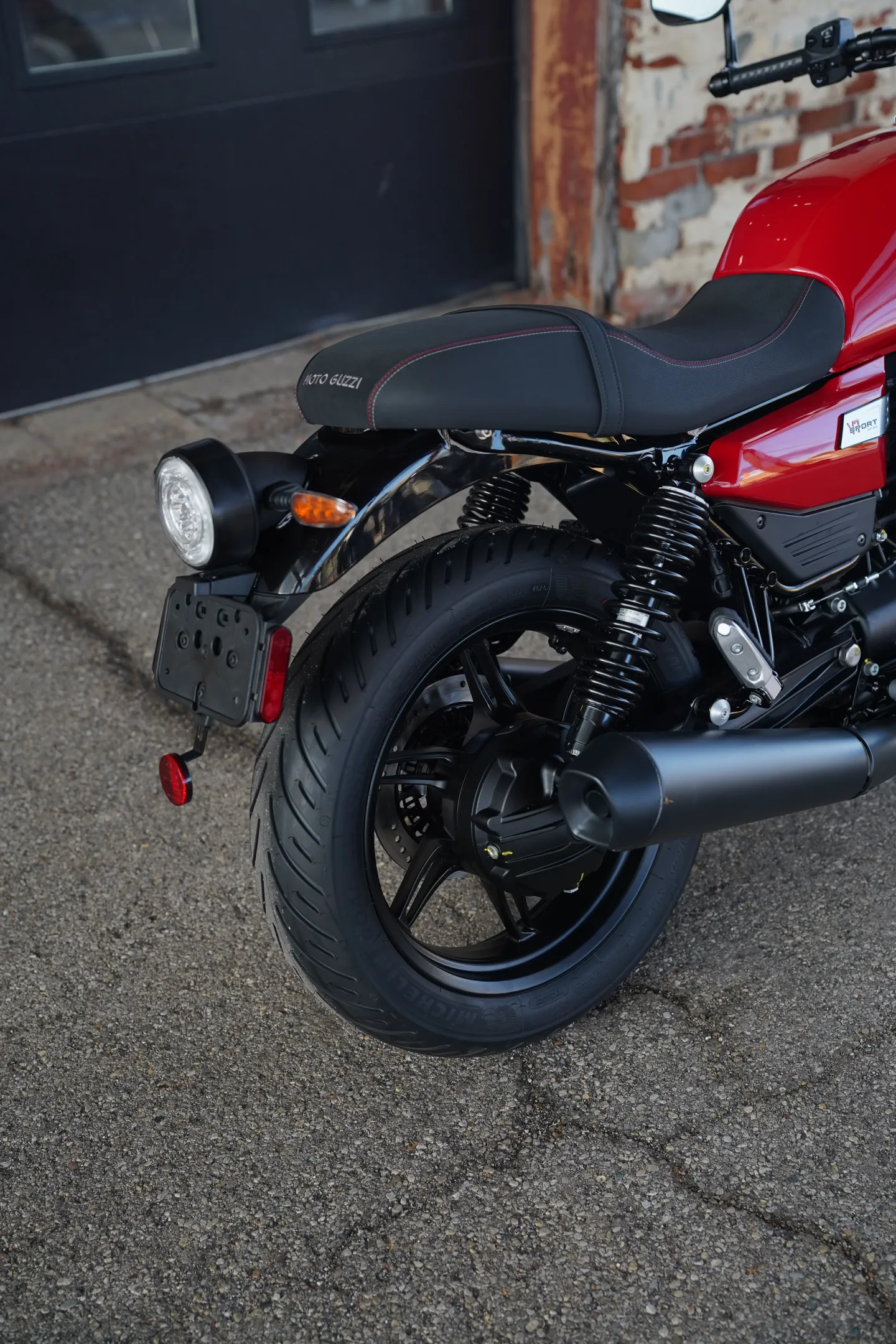 DSC01787 2027 Moto Guzzi V7 Sport - Rosso Monza