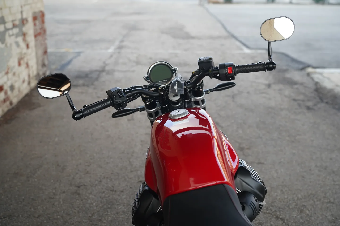 DSC01790 2027 Moto Guzzi V7 Sport - Rosso Monza