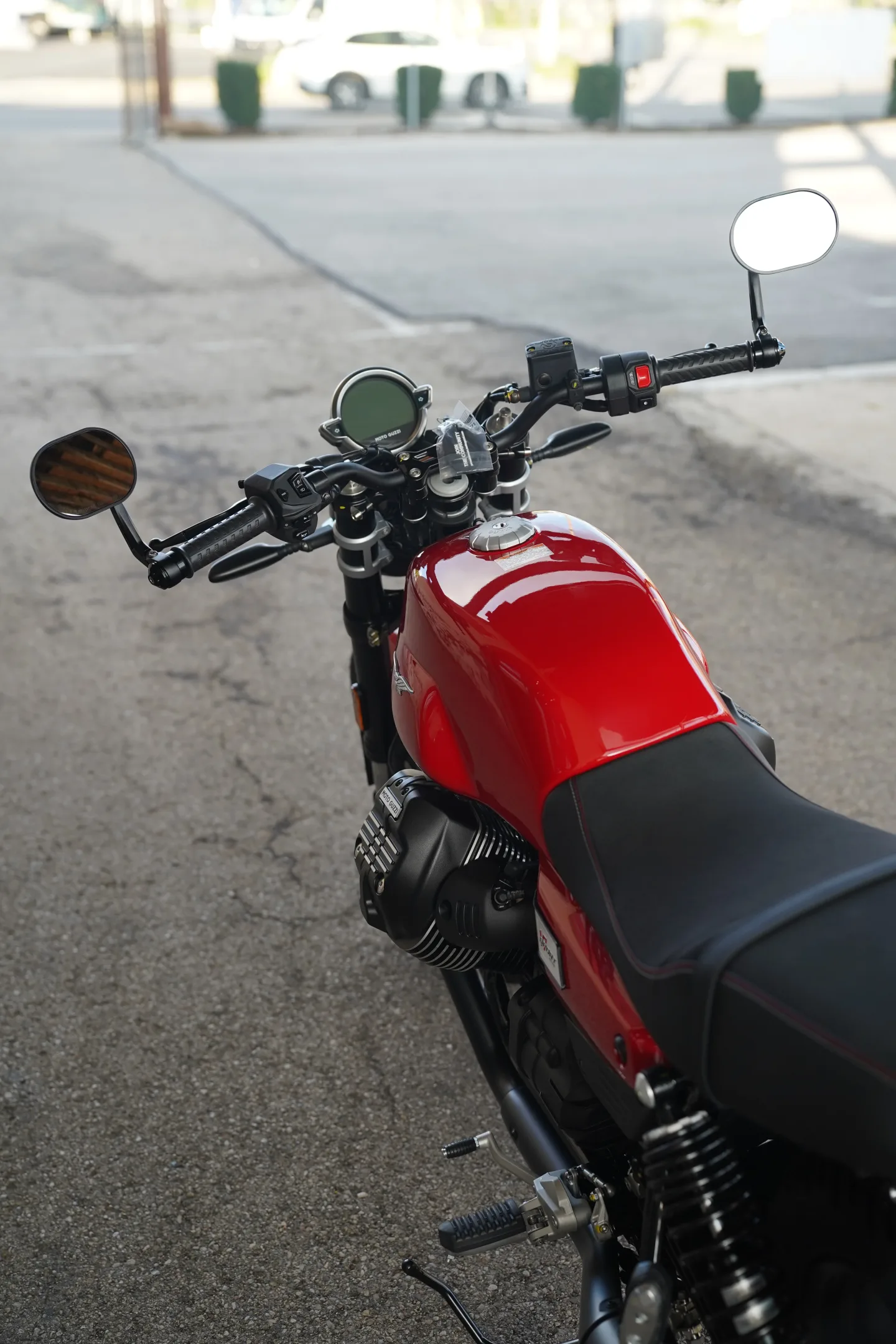 DSC01792 2027 Moto Guzzi V7 Sport - Rosso Monza
