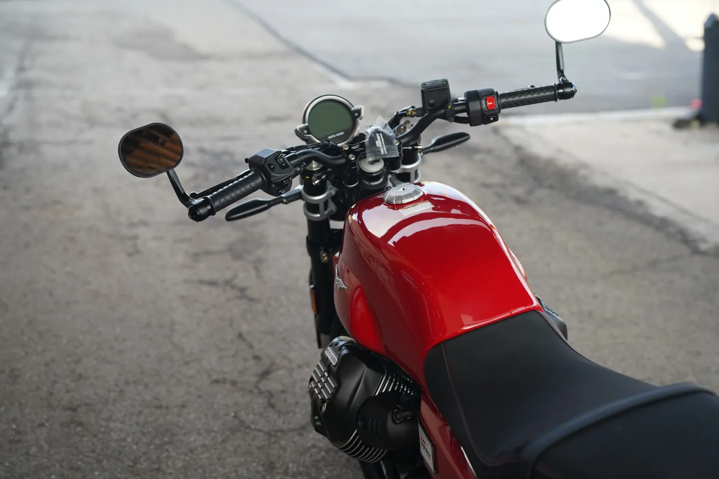 DSC01793 2027 Moto Guzzi V7 Sport - Rosso Monza