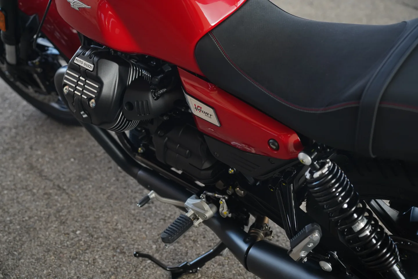 DSC01801 2027 Moto Guzzi V7 Sport - Rosso Monza