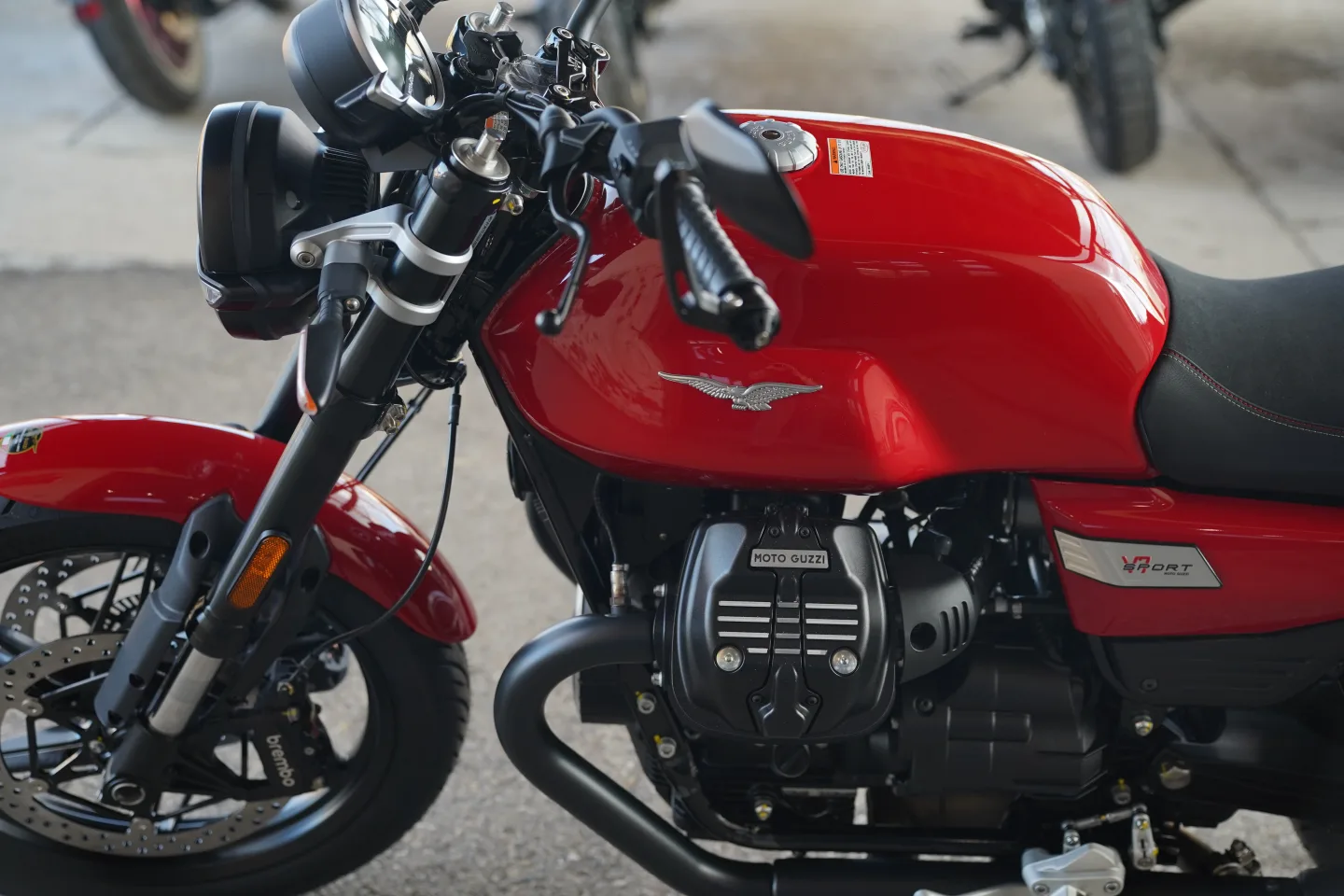 DSC01804 2027 Moto Guzzi V7 Sport - Rosso Monza