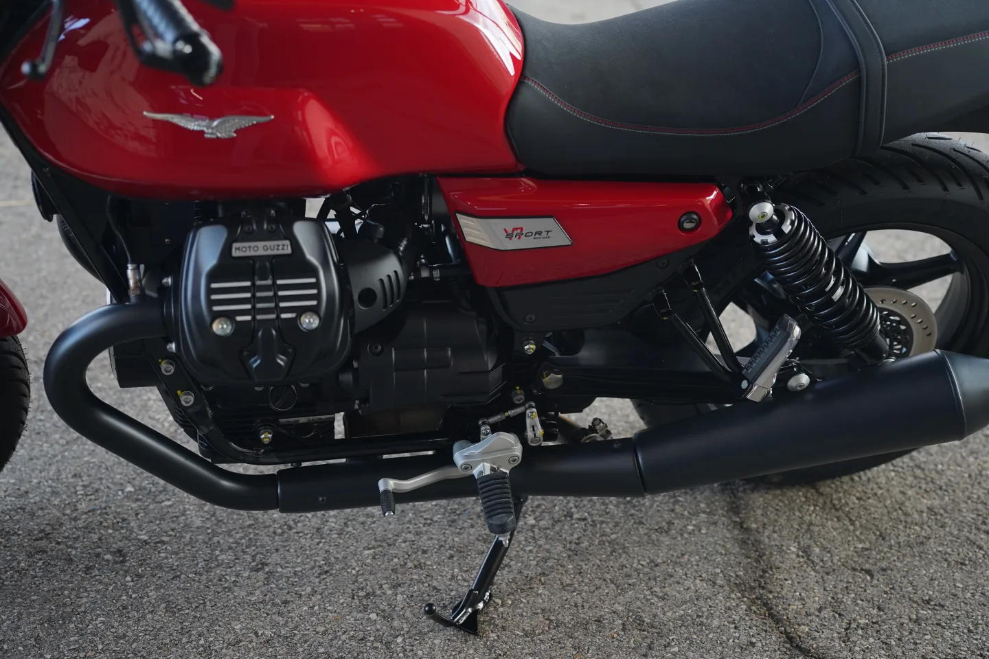 DSC01805 2027 Moto Guzzi V7 Sport - Rosso Monza