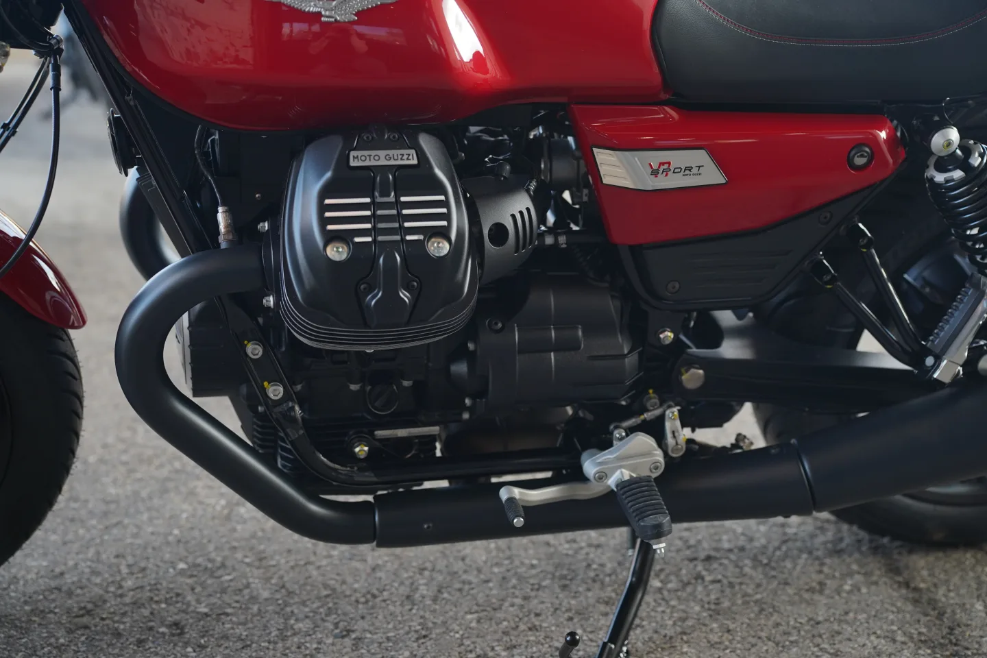 DSC01808 2027 Moto Guzzi V7 Sport - Rosso Monza