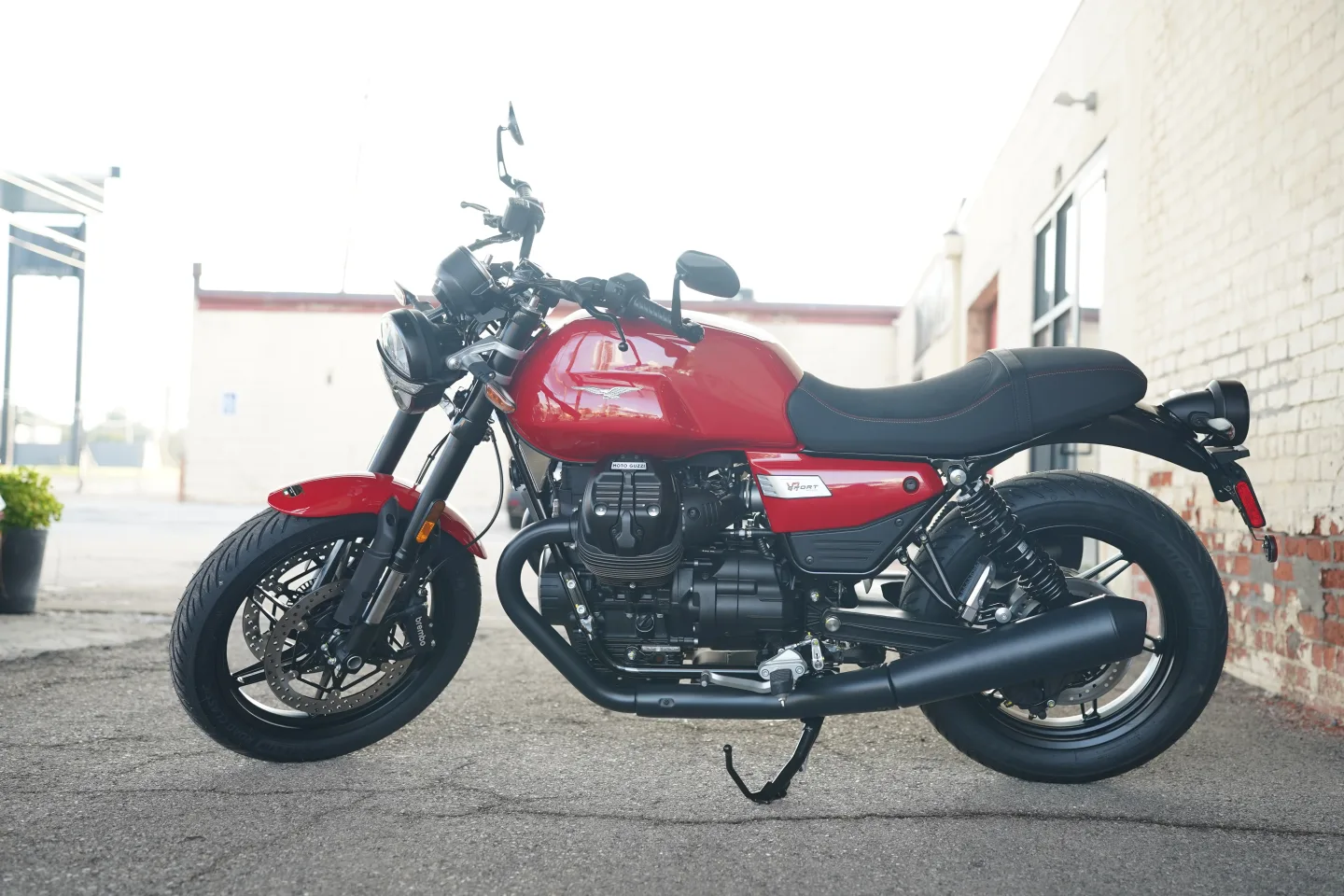 DSC01816 2027 Moto Guzzi V7 Sport - Rosso Monza