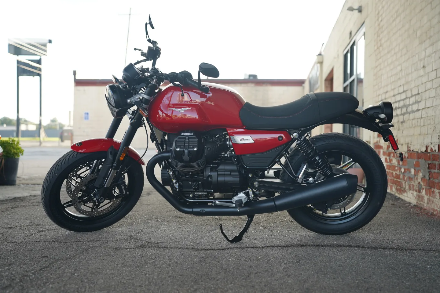 DSC01817 2027 Moto Guzzi V7 Sport - Rosso Monza