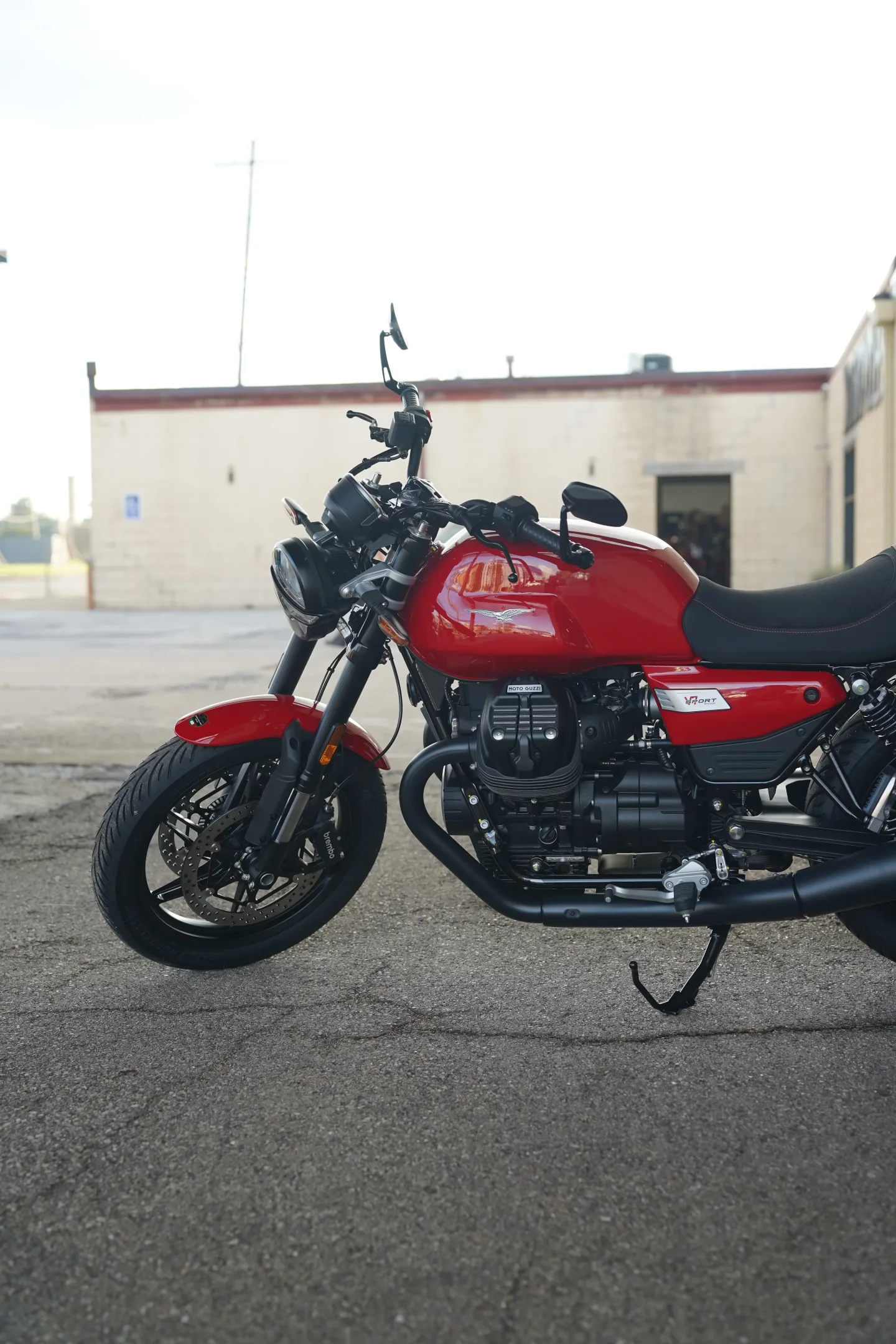 DSC01818 2027 Moto Guzzi V7 Sport - Rosso Monza