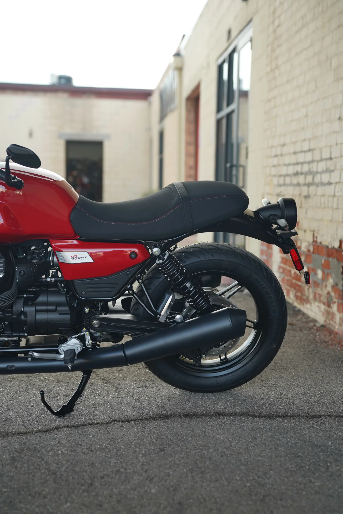 DSC01819 2027 Moto Guzzi V7 Sport - Rosso Monza