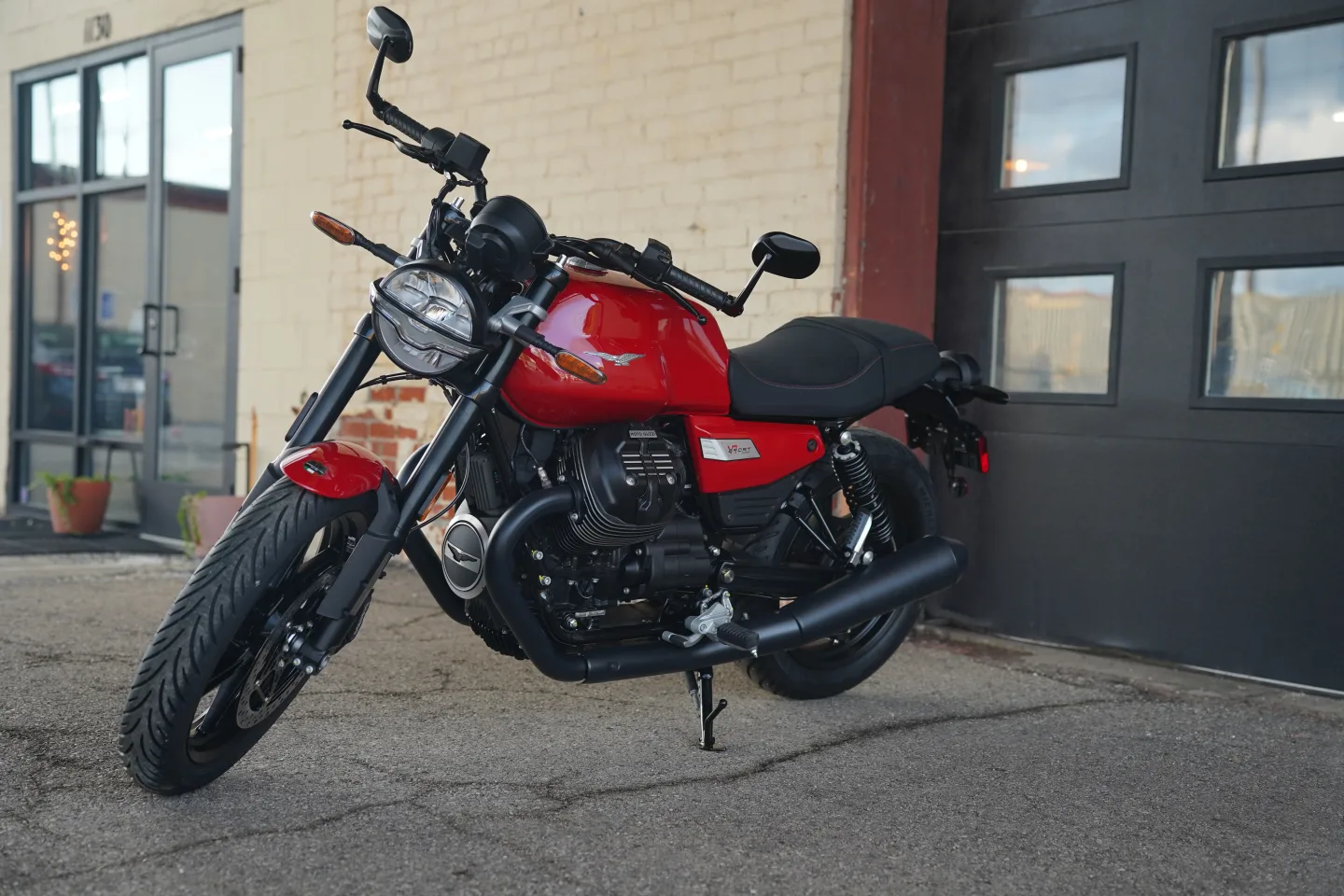 DSC01821 2027 Moto Guzzi V7 Sport - Rosso Monza