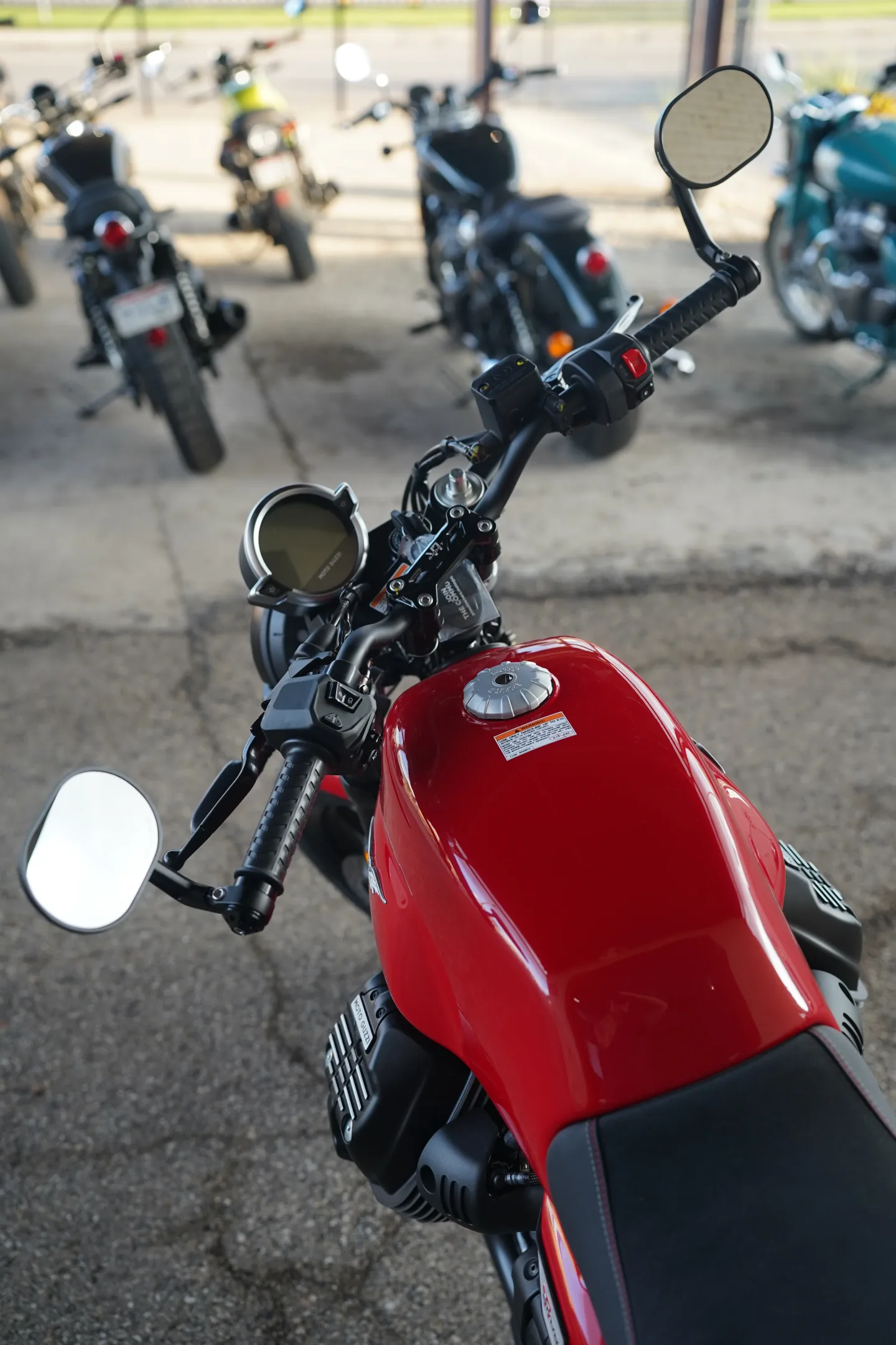 DSC01826 2027 Moto Guzzi V7 Sport - Rosso Monza