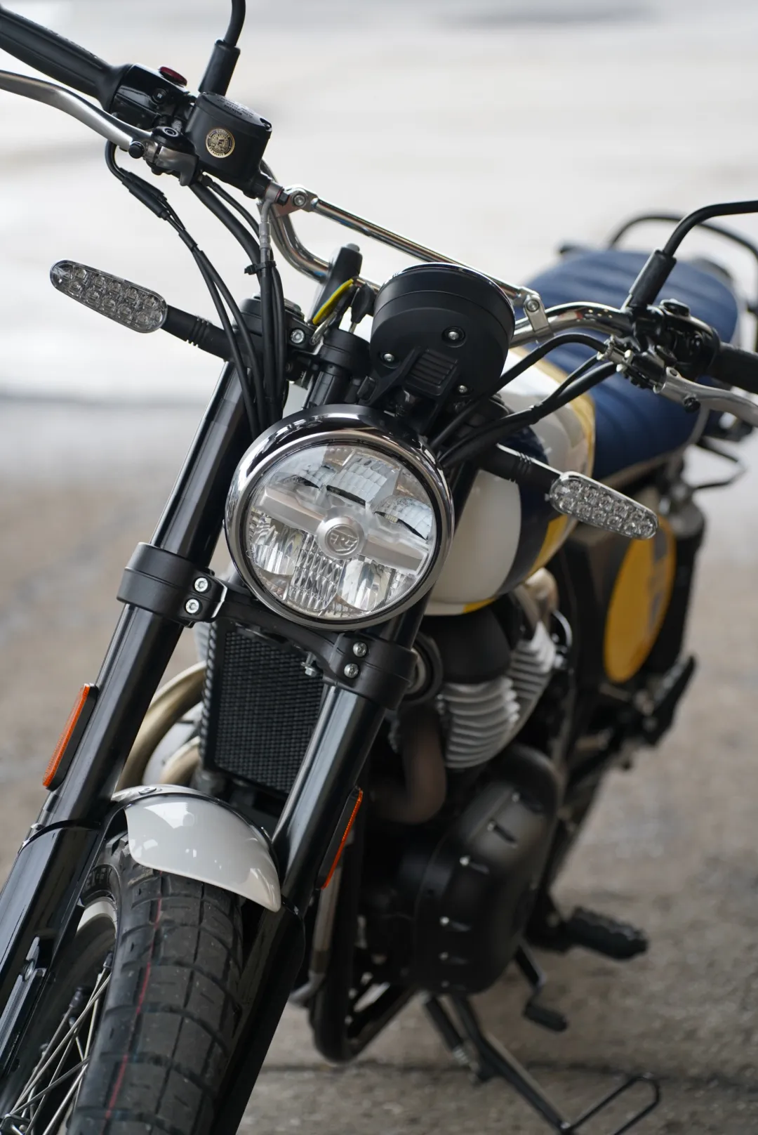 DSC02350 2027 Royal Enfield Bear 650 - Wild Honey
