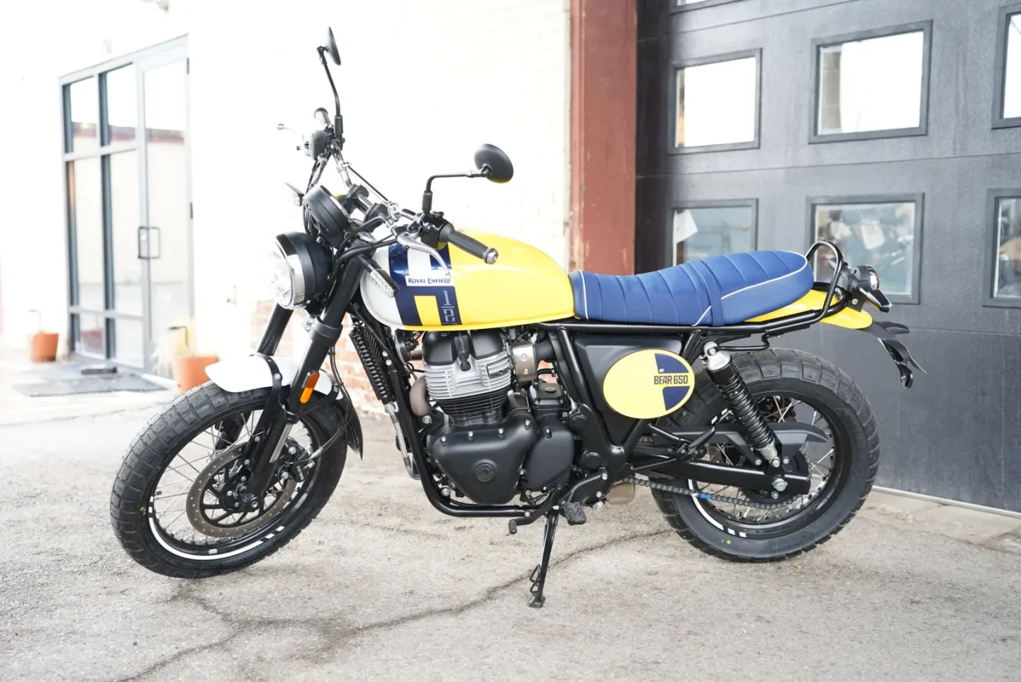DSC02363 2027 Royal Enfield Bear 650 - Wild Honey