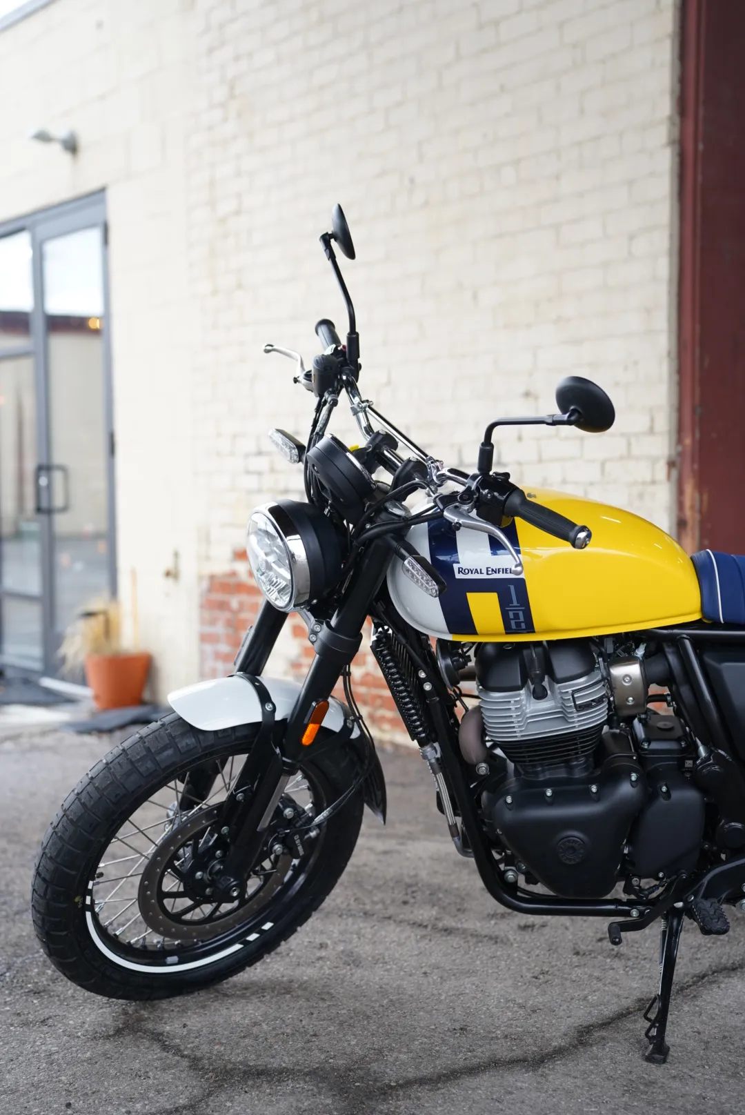 DSC02370 2027 Royal Enfield Bear 650 - Wild Honey