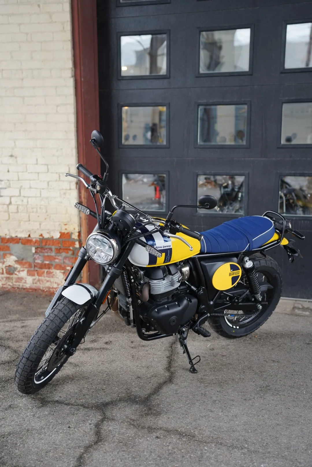 DSC02371 2027 Royal Enfield Bear 650 - Wild Honey