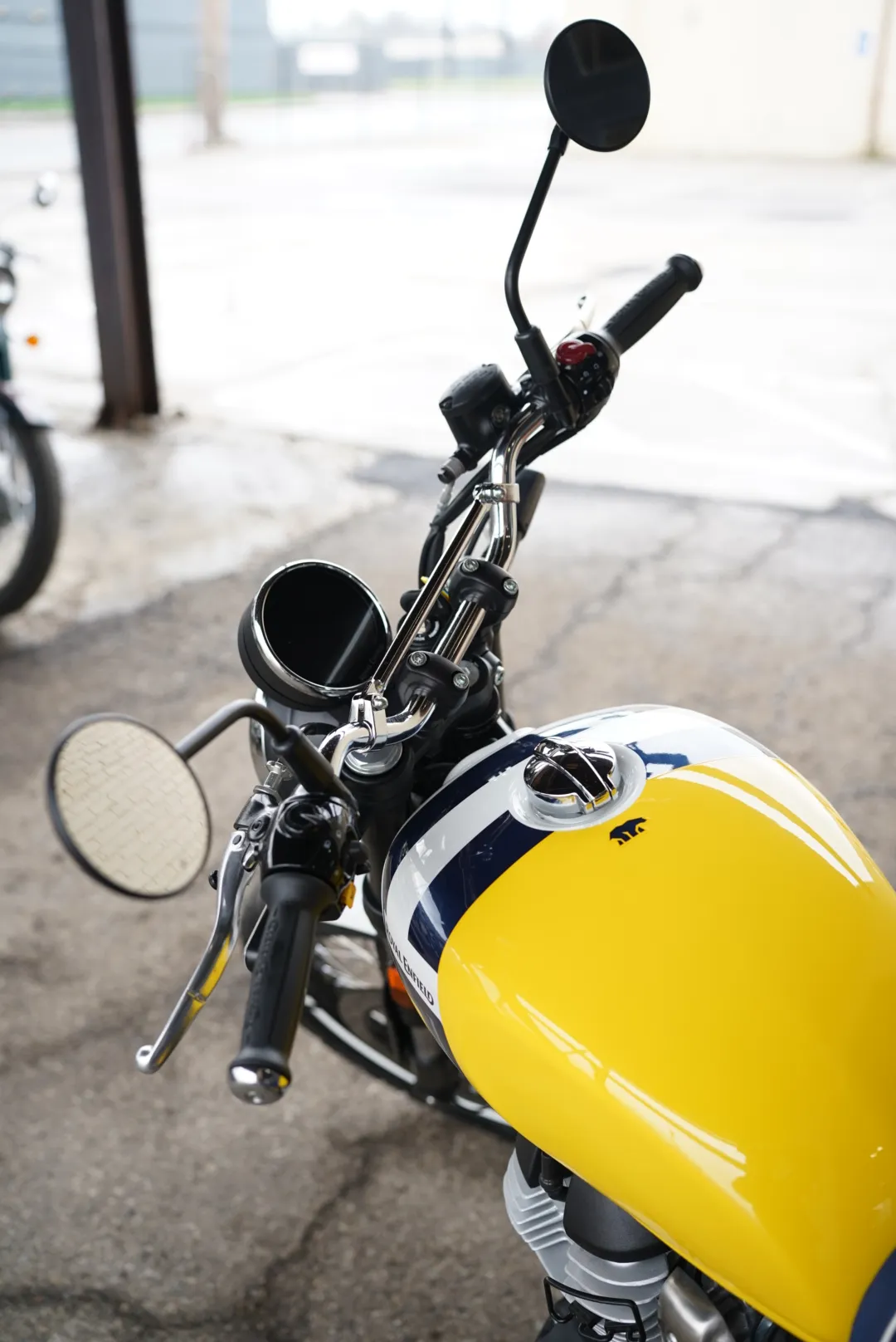 DSC02375 2027 Royal Enfield Bear 650 - Wild Honey