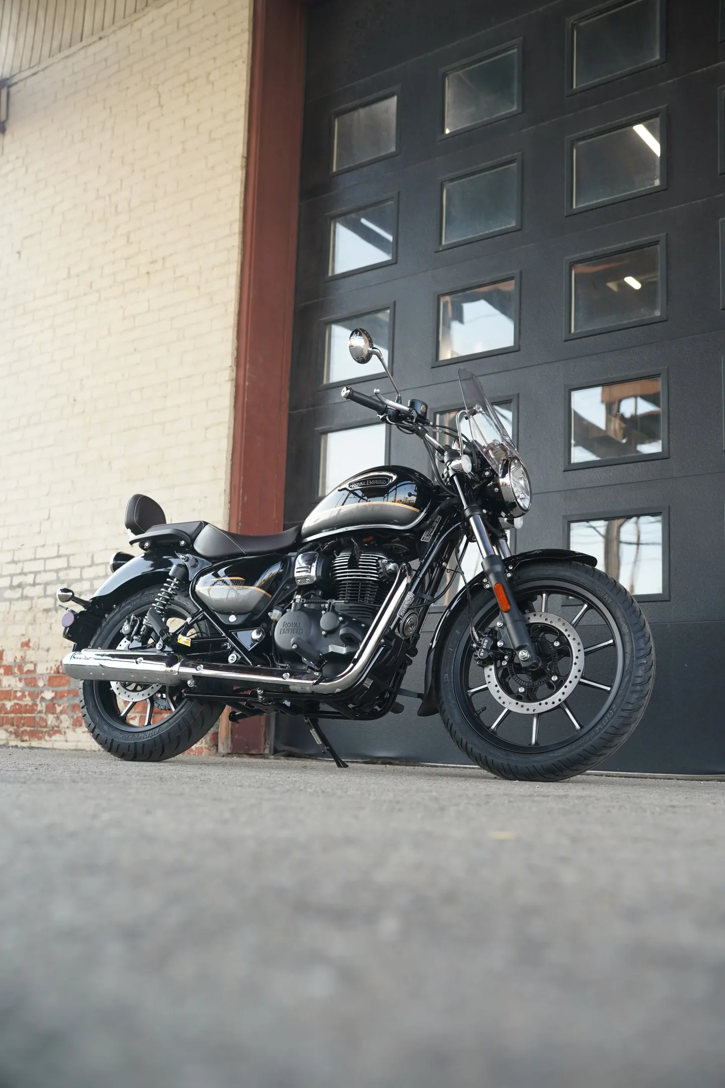 2027 Royal Enfield Meteor 350 - Supernova Black