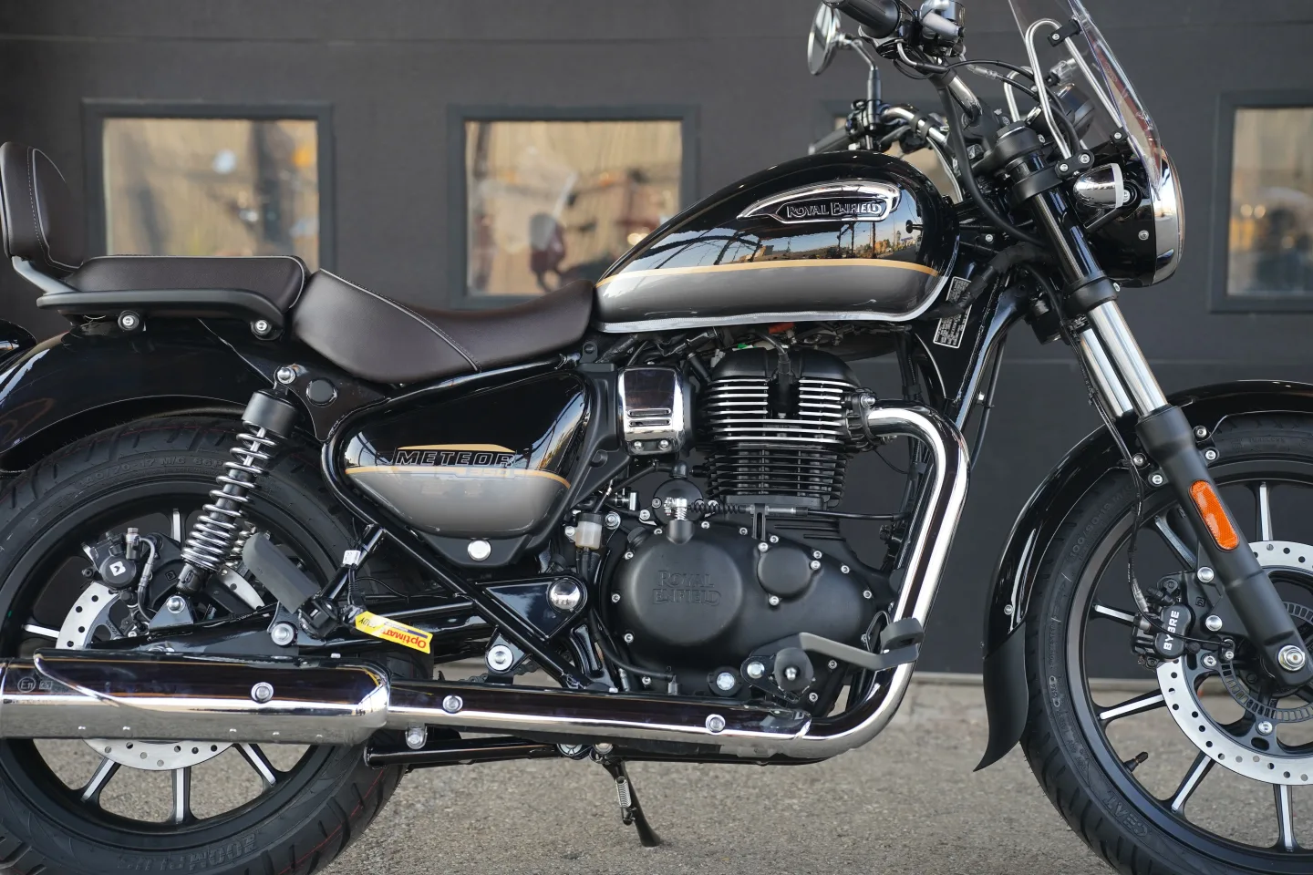 2027 Royal Enfield Meteor 350 - Supernova Black
