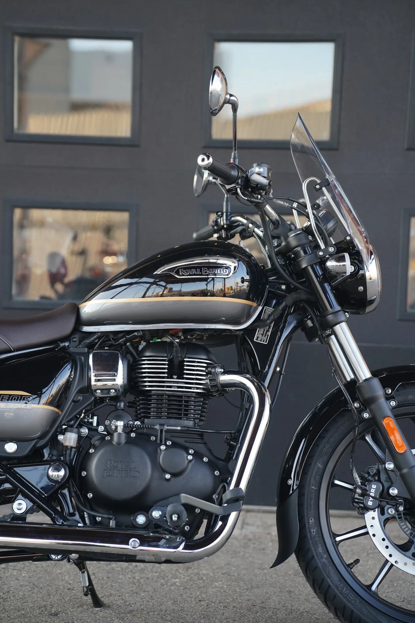 2027 Royal Enfield Meteor 350 - Supernova Black