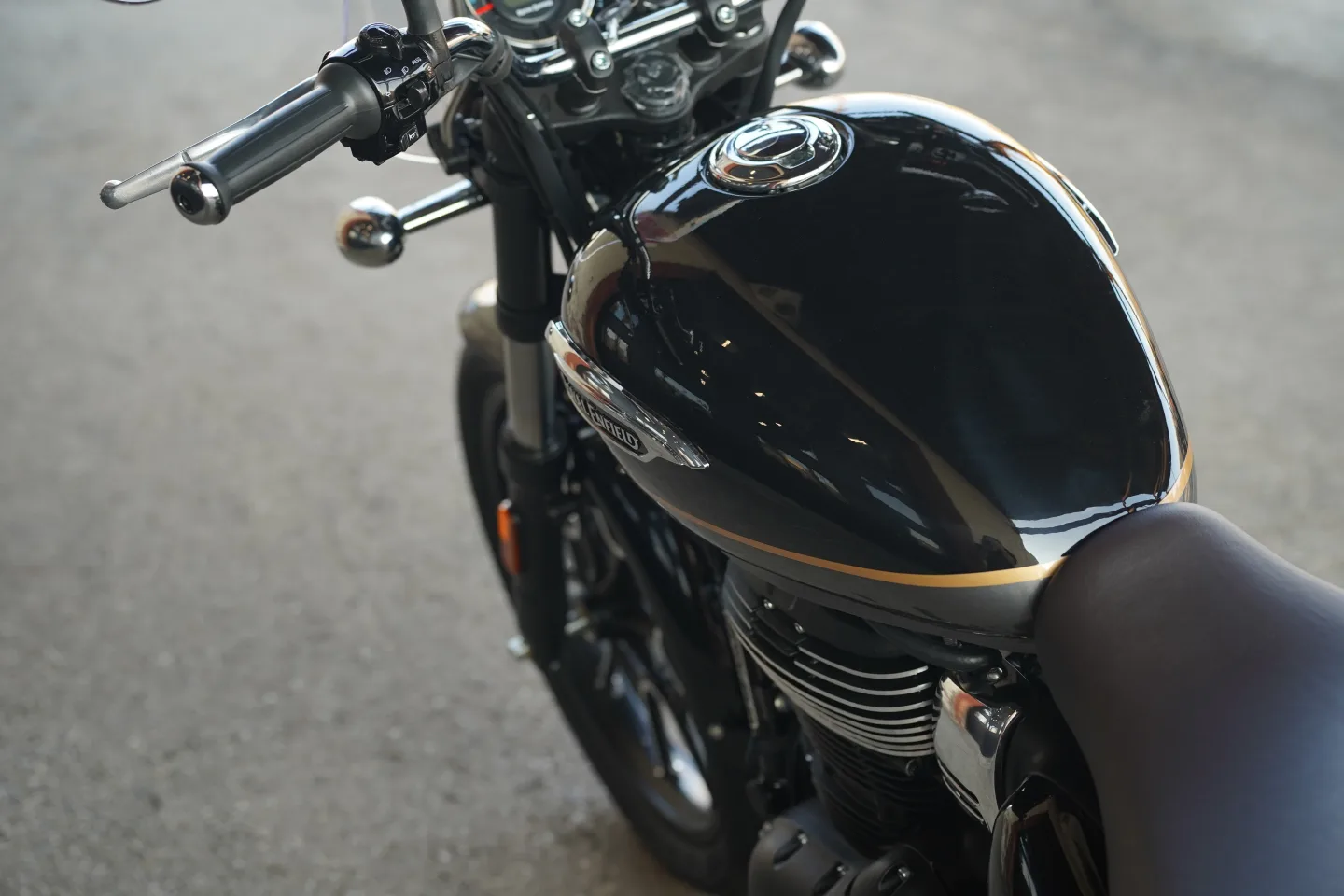 2027 Royal Enfield Meteor 350 - Supernova Black