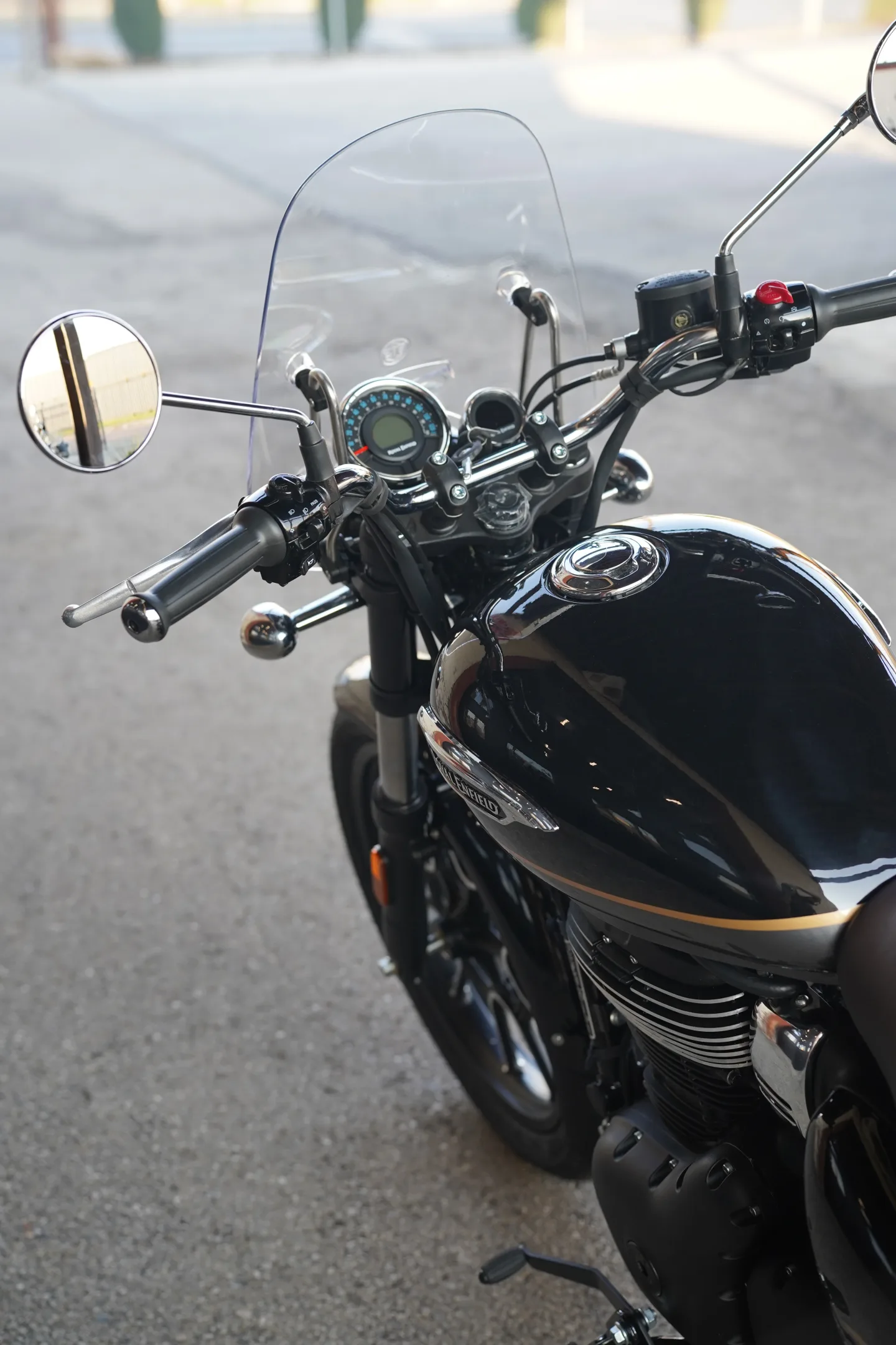 2027 Royal Enfield Meteor 350 - Supernova Black
