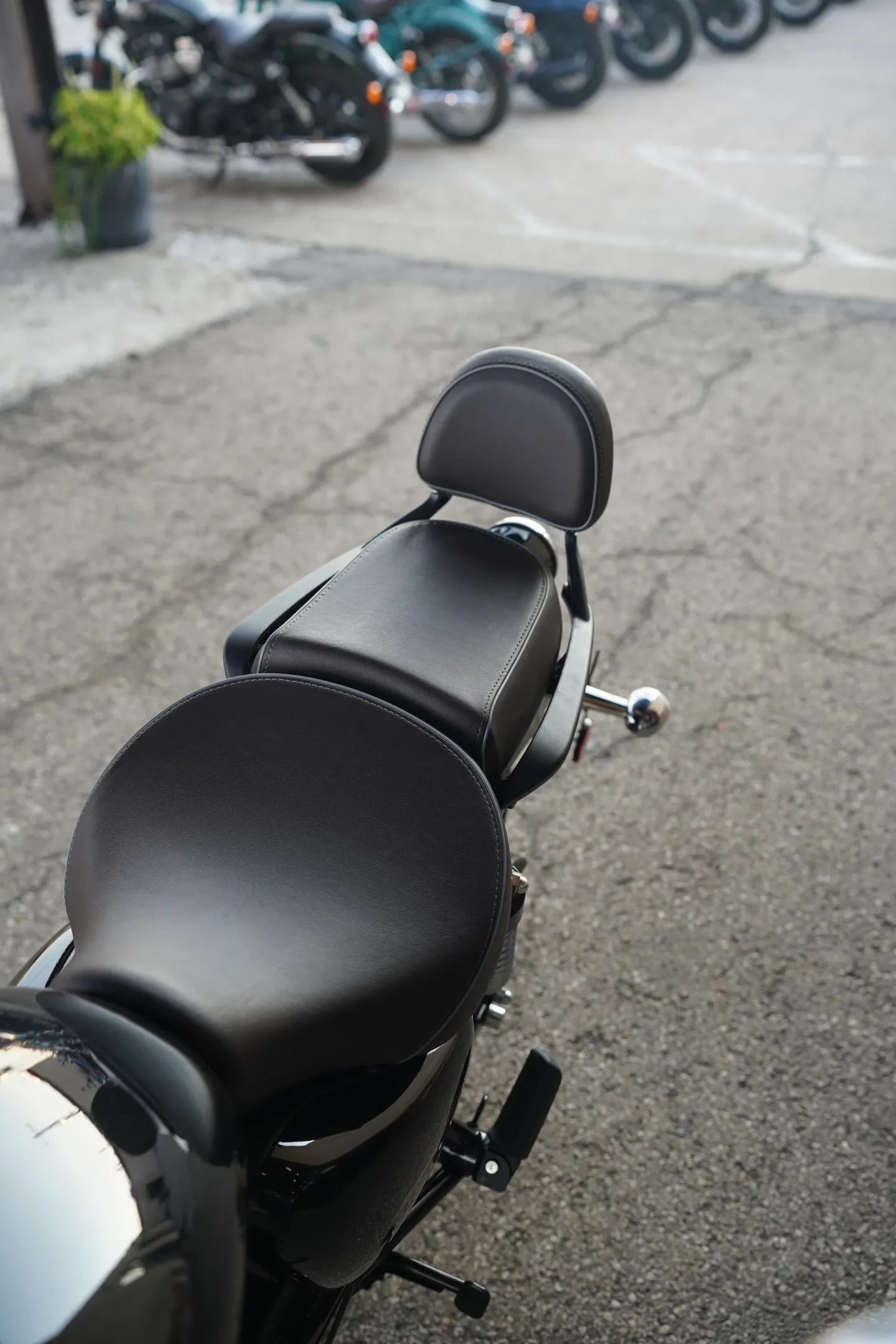 2027 Royal Enfield Meteor 350 - Supernova Black