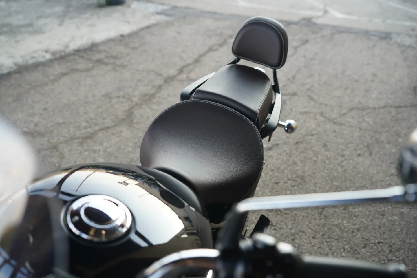 2027 Royal Enfield Meteor 350 - Supernova Black