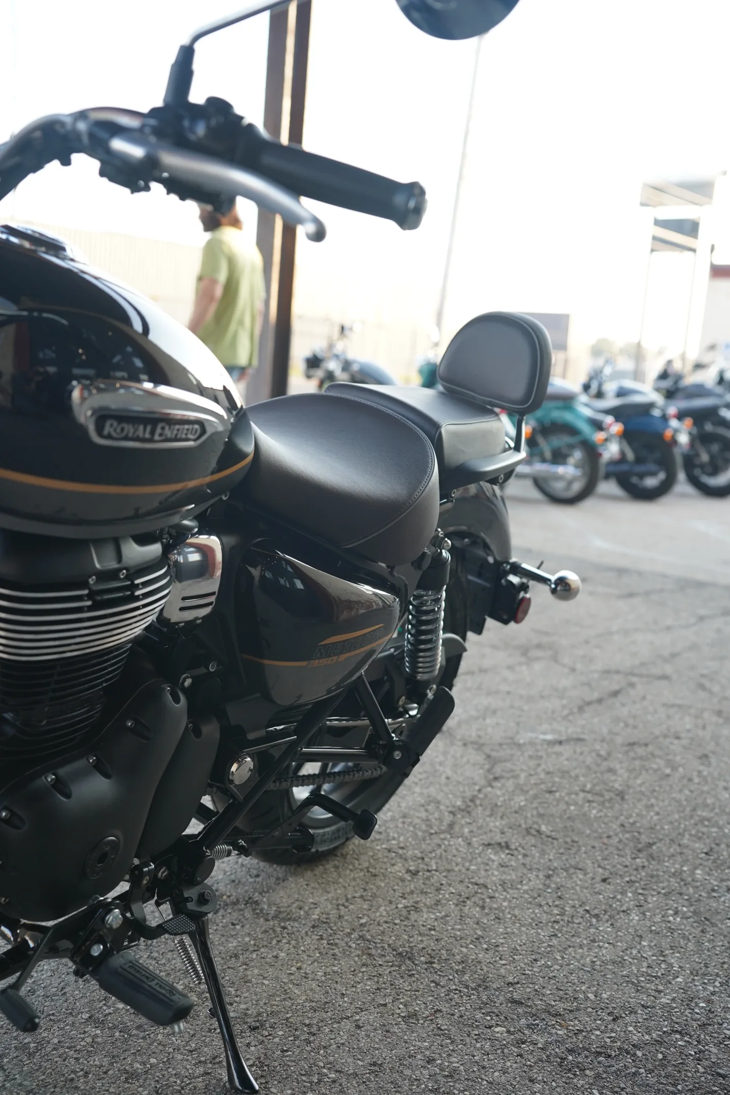 2027 Royal Enfield Meteor 350 - Supernova Black