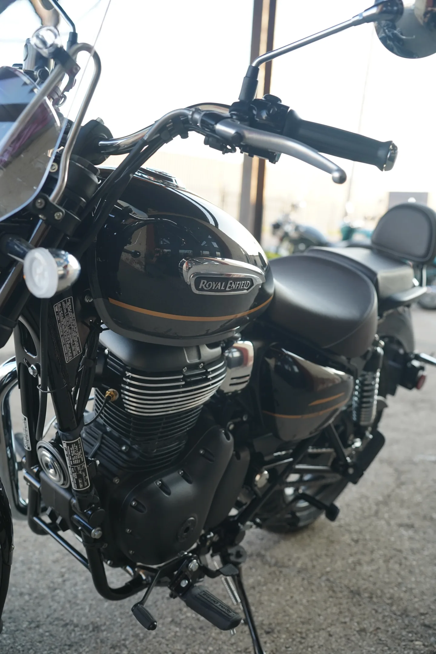 2027 Royal Enfield Meteor 350 - Supernova Black