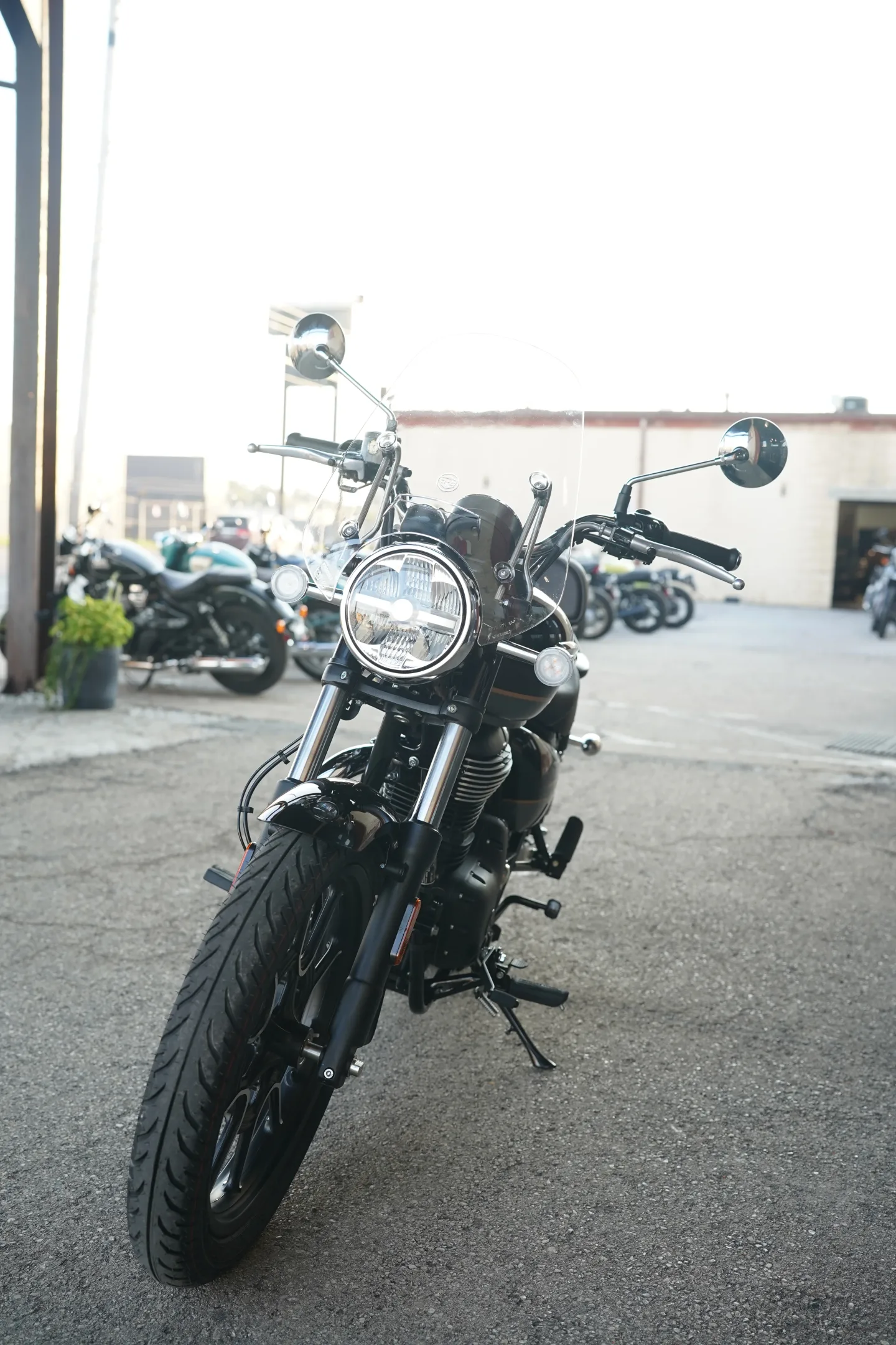 2027 Royal Enfield Meteor 350 - Supernova Black