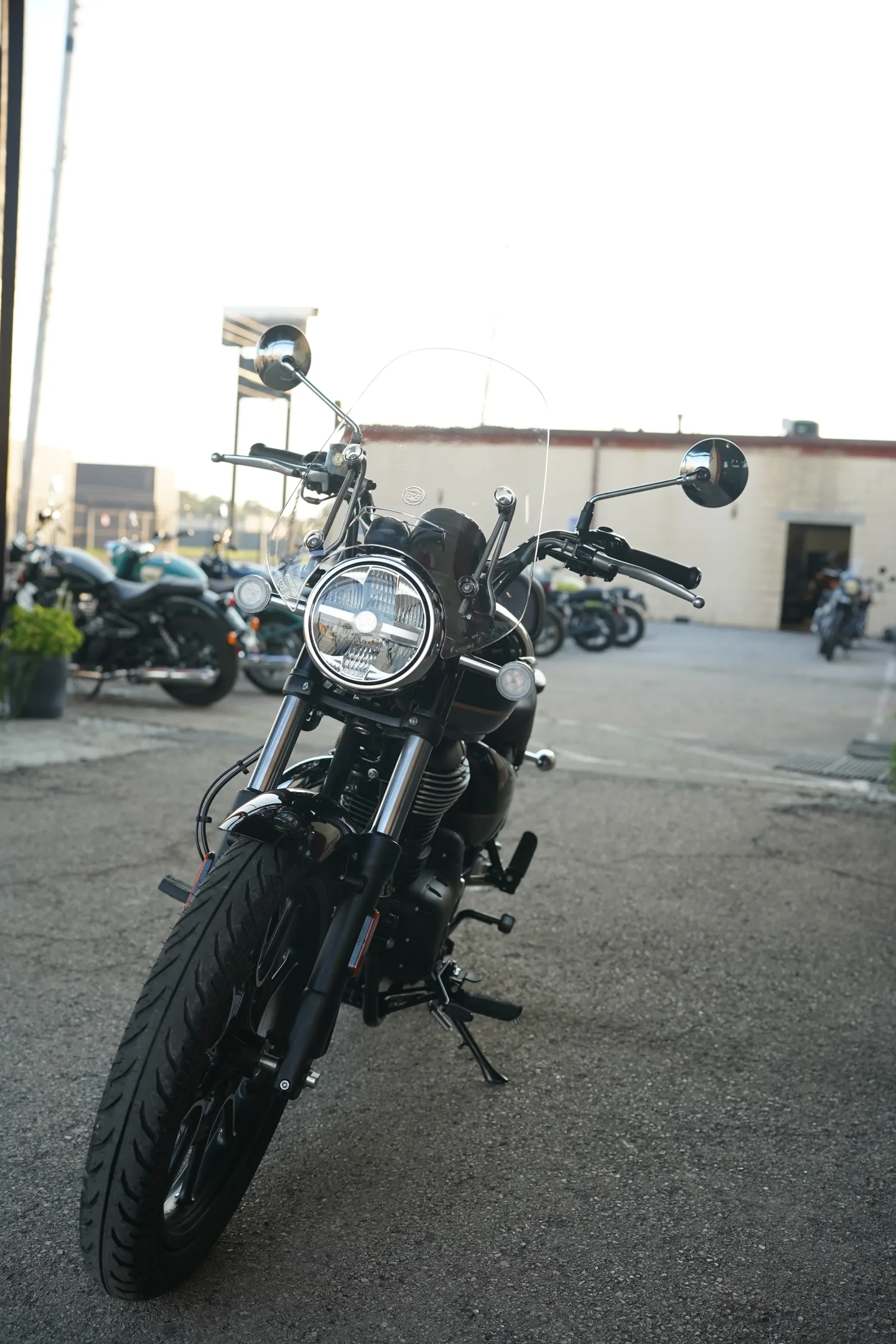 2027 Royal Enfield Meteor 350 - Supernova Black