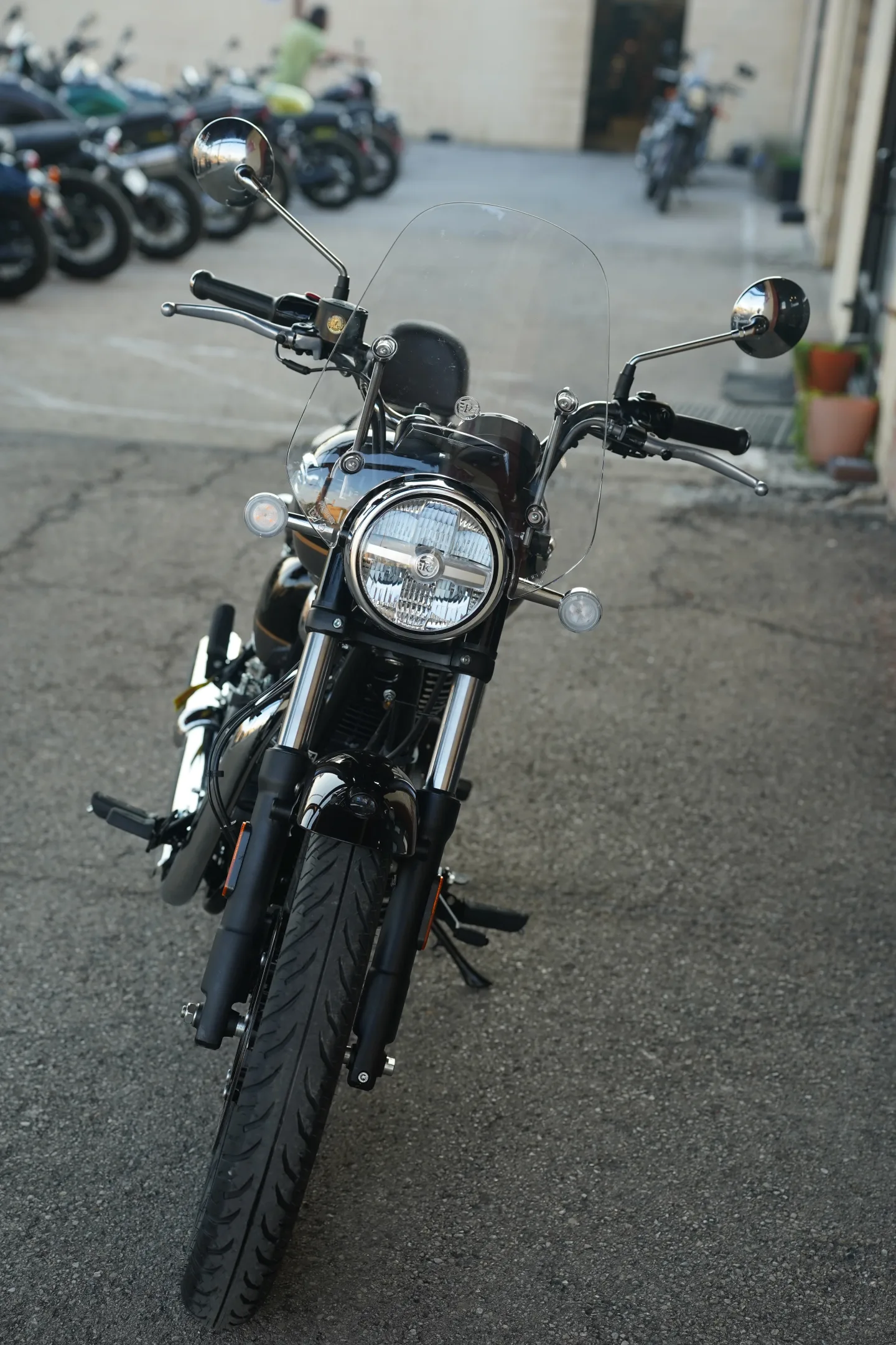 2027 Royal Enfield Meteor 350 - Supernova Black