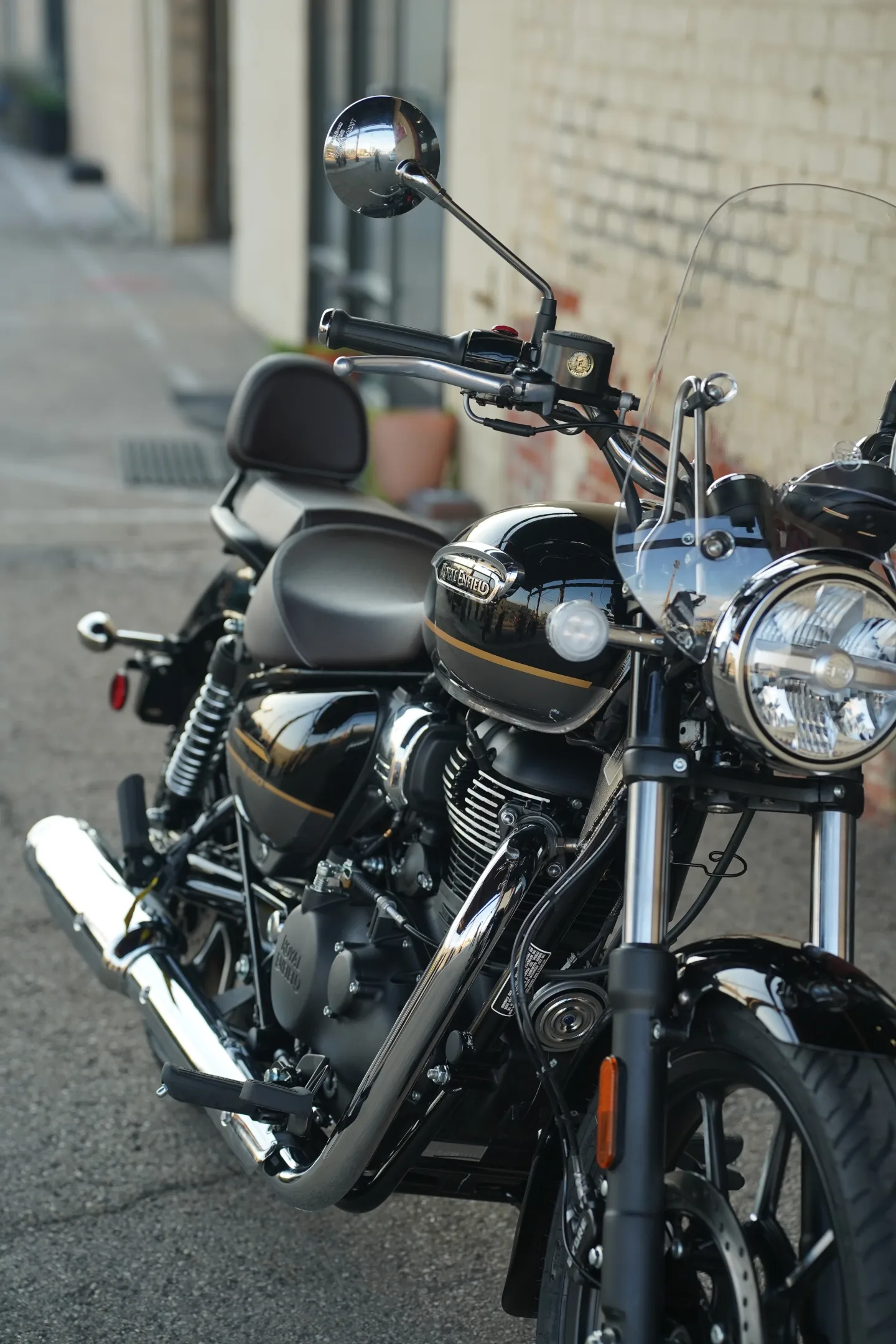 2027 Royal Enfield Meteor 350 - Supernova Black