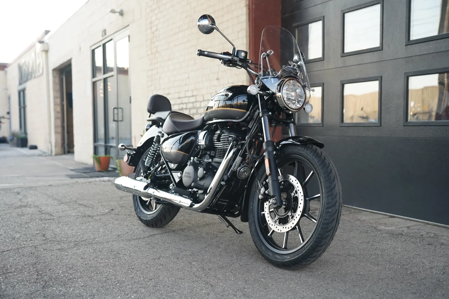 2027 Royal Enfield Meteor 350 - Supernova Black