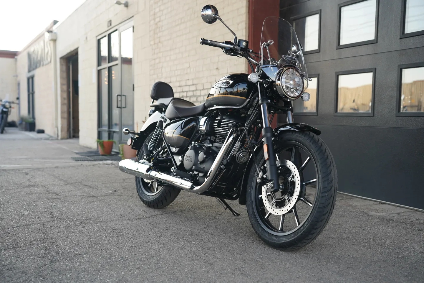 2027 Royal Enfield Meteor 350 - Supernova Black