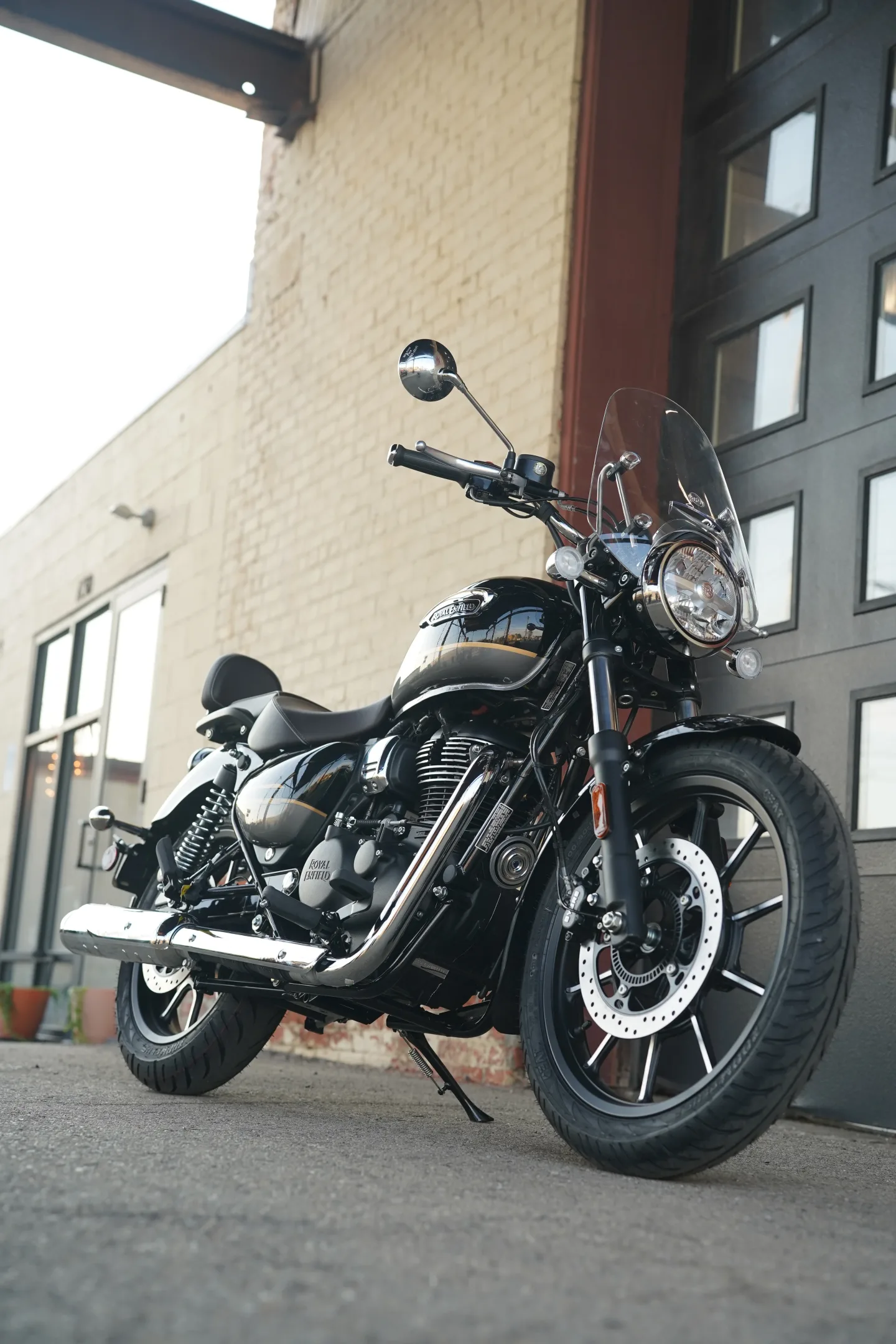 2027 Royal Enfield Meteor 350 - Supernova Black