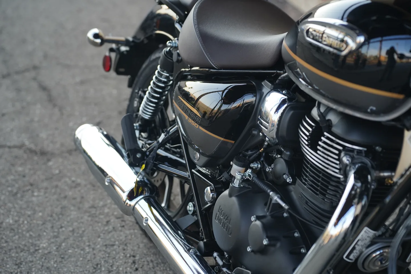 2027 Royal Enfield Meteor 350 - Supernova Black