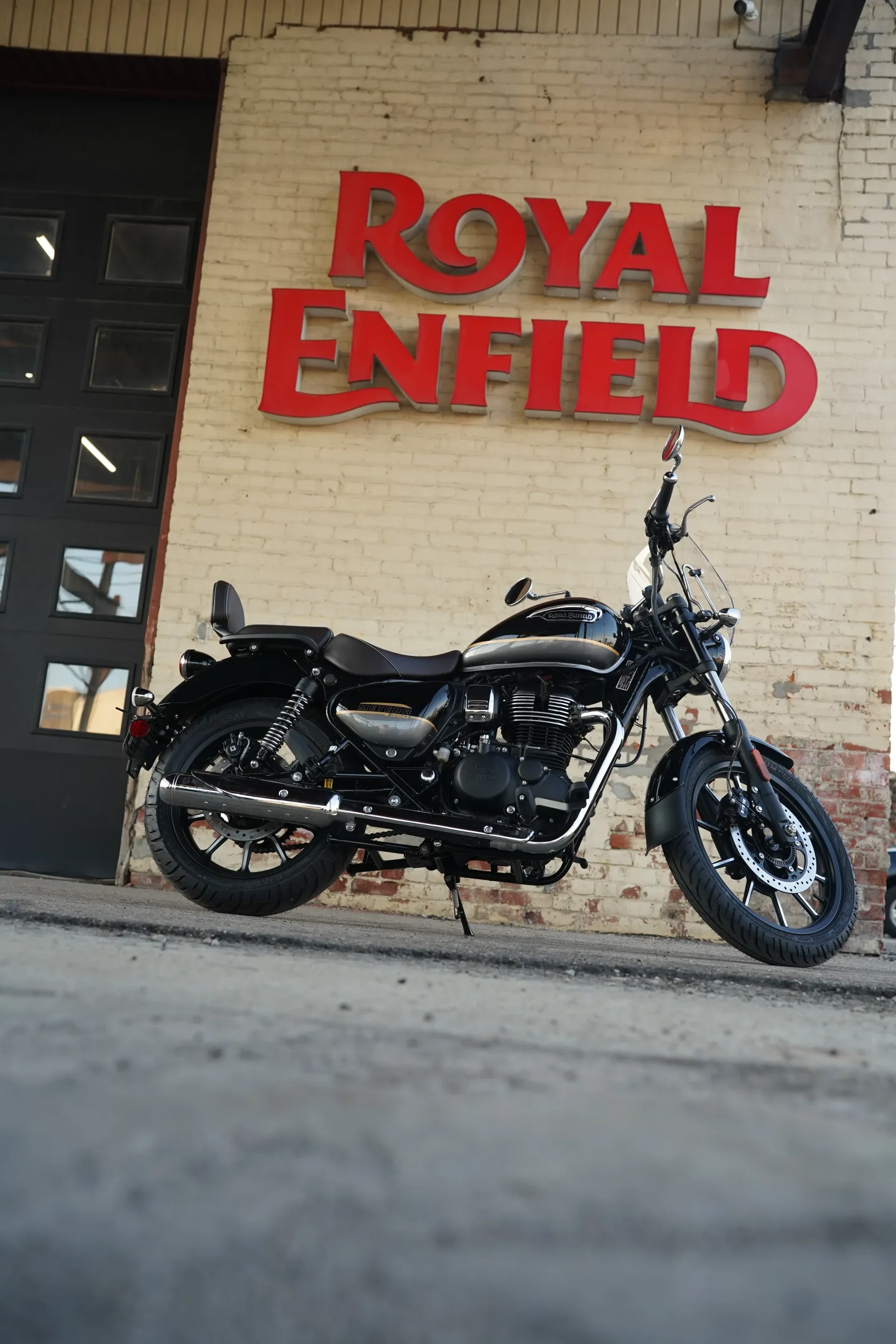 2027 Royal Enfield Meteor 350 - Supernova Black