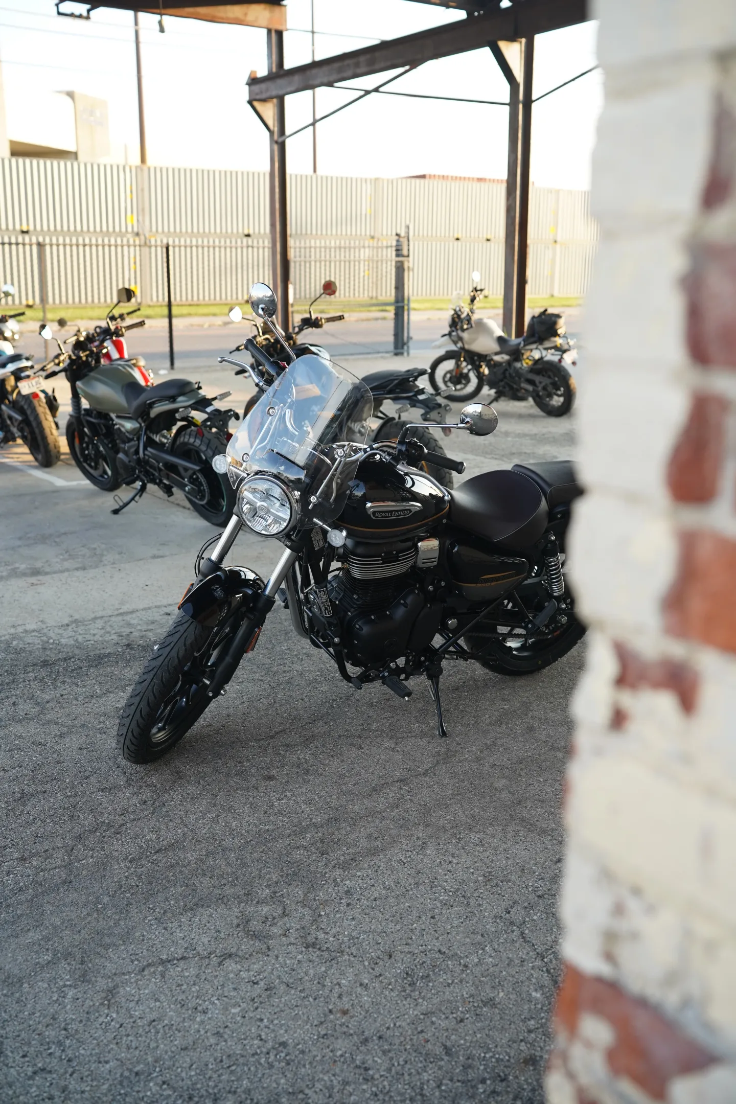 2027 Royal Enfield Meteor 350 - Supernova Black