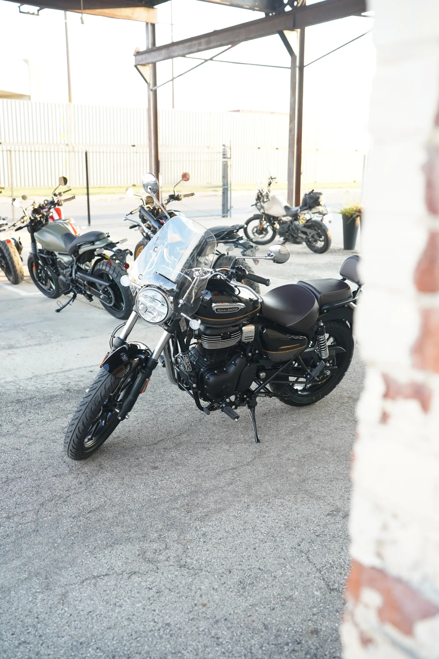 2027 Royal Enfield Meteor 350 - Supernova Black