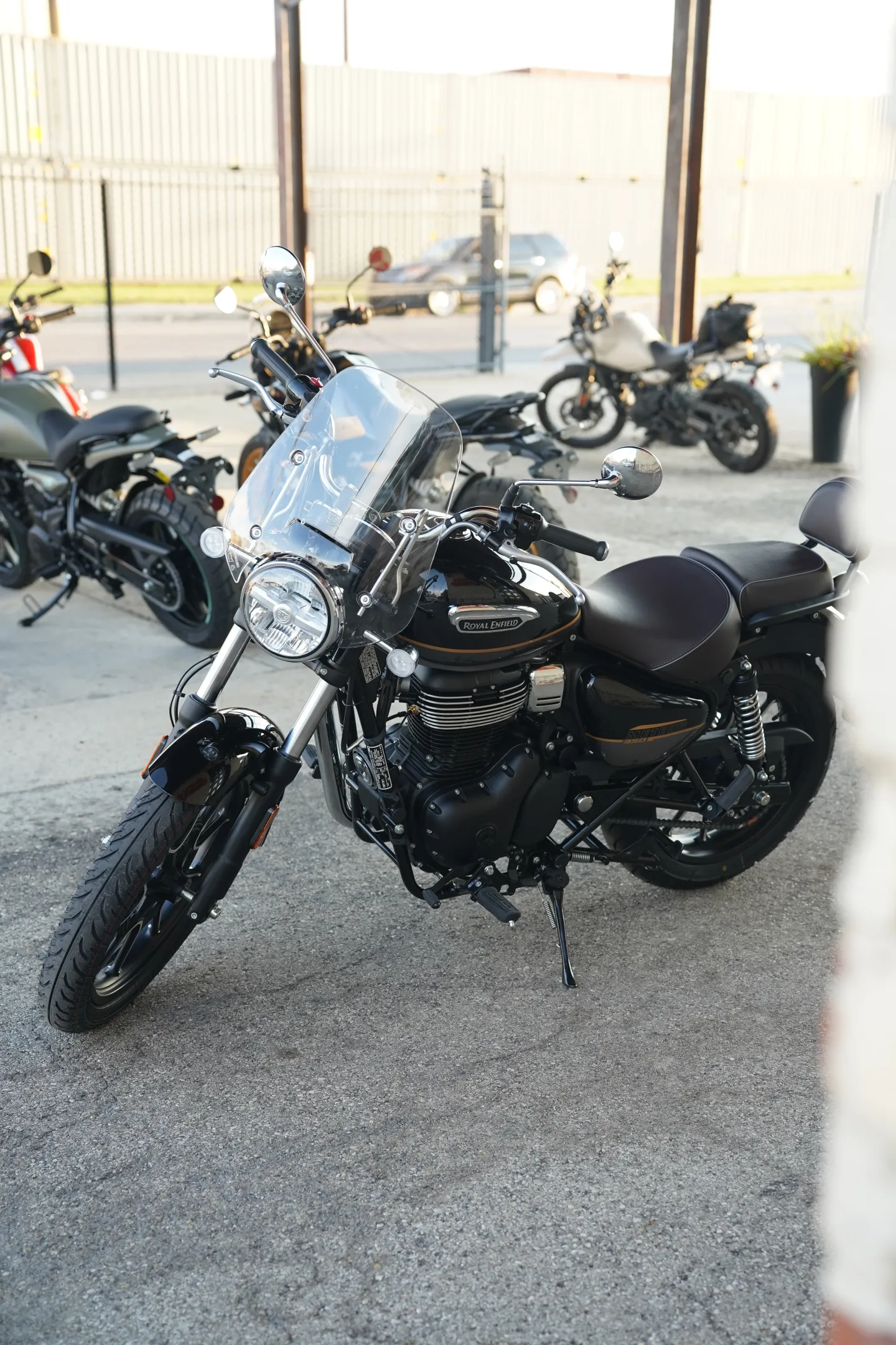 2027 Royal Enfield Meteor 350 - Supernova Black