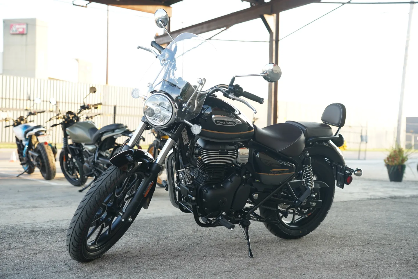 2027 Royal Enfield Meteor 350 - Supernova Black
