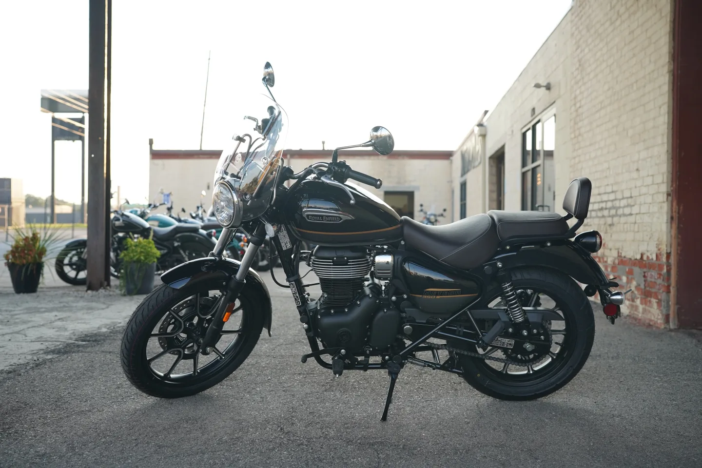 2027 Royal Enfield Meteor 350 - Supernova Black