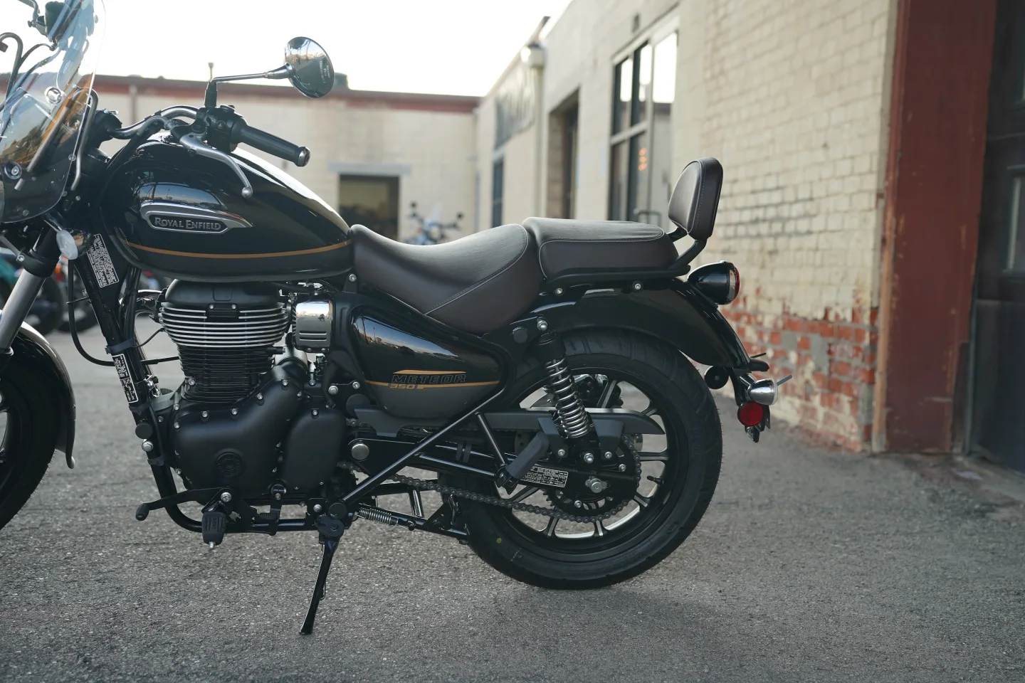 2027 Royal Enfield Meteor 350 - Supernova Black