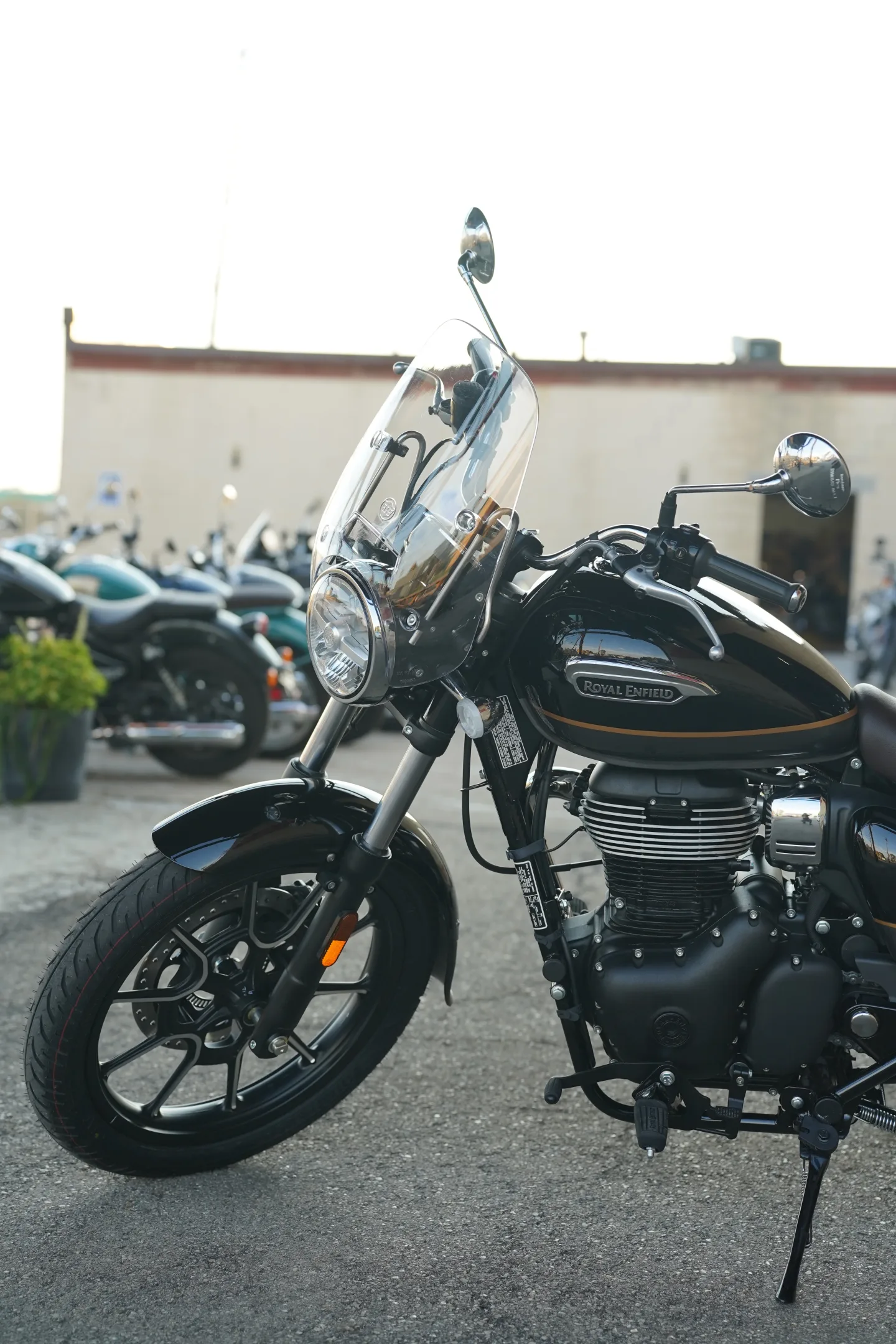 2027 Royal Enfield Meteor 350 - Supernova Black