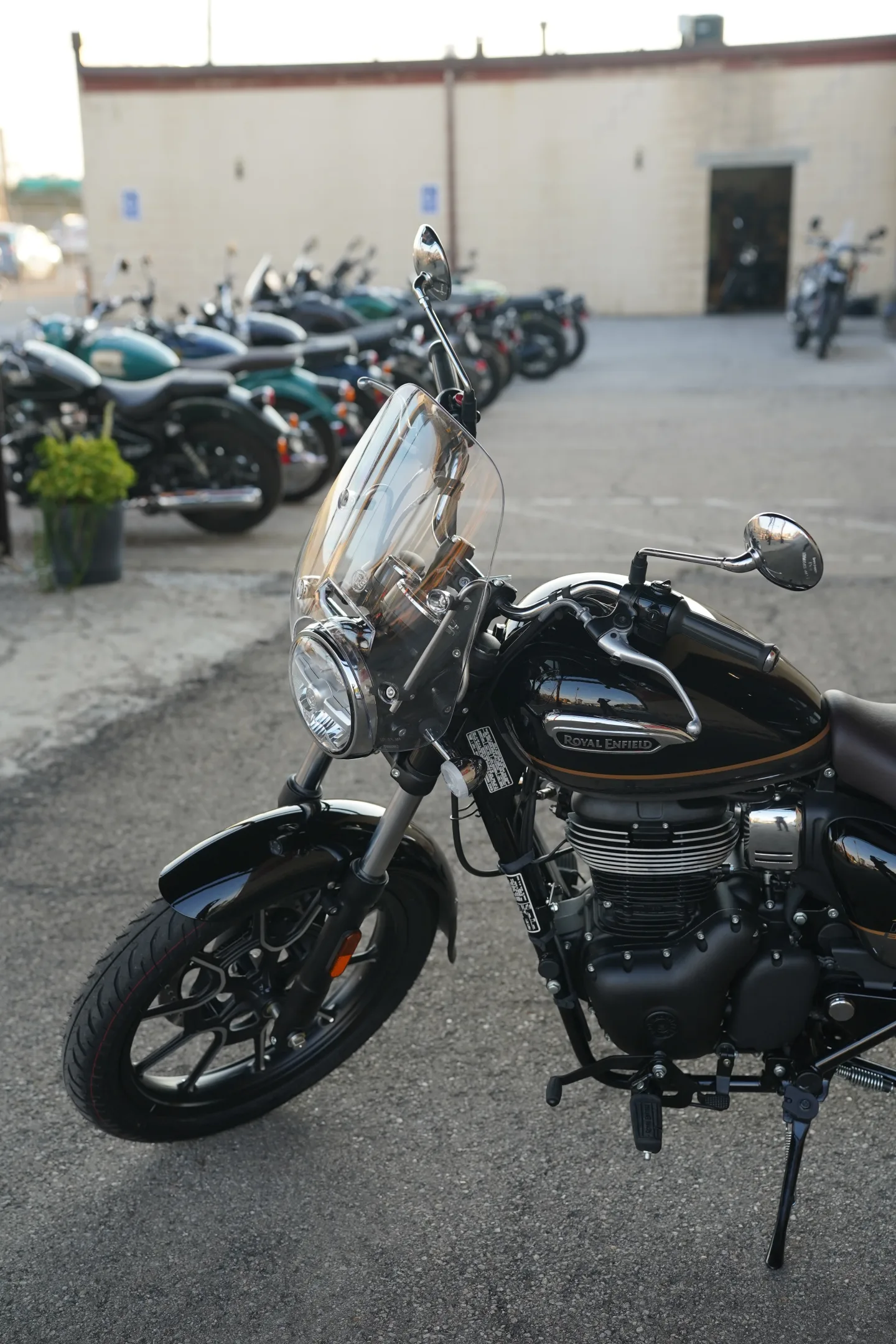 2027 Royal Enfield Meteor 350 - Supernova Black