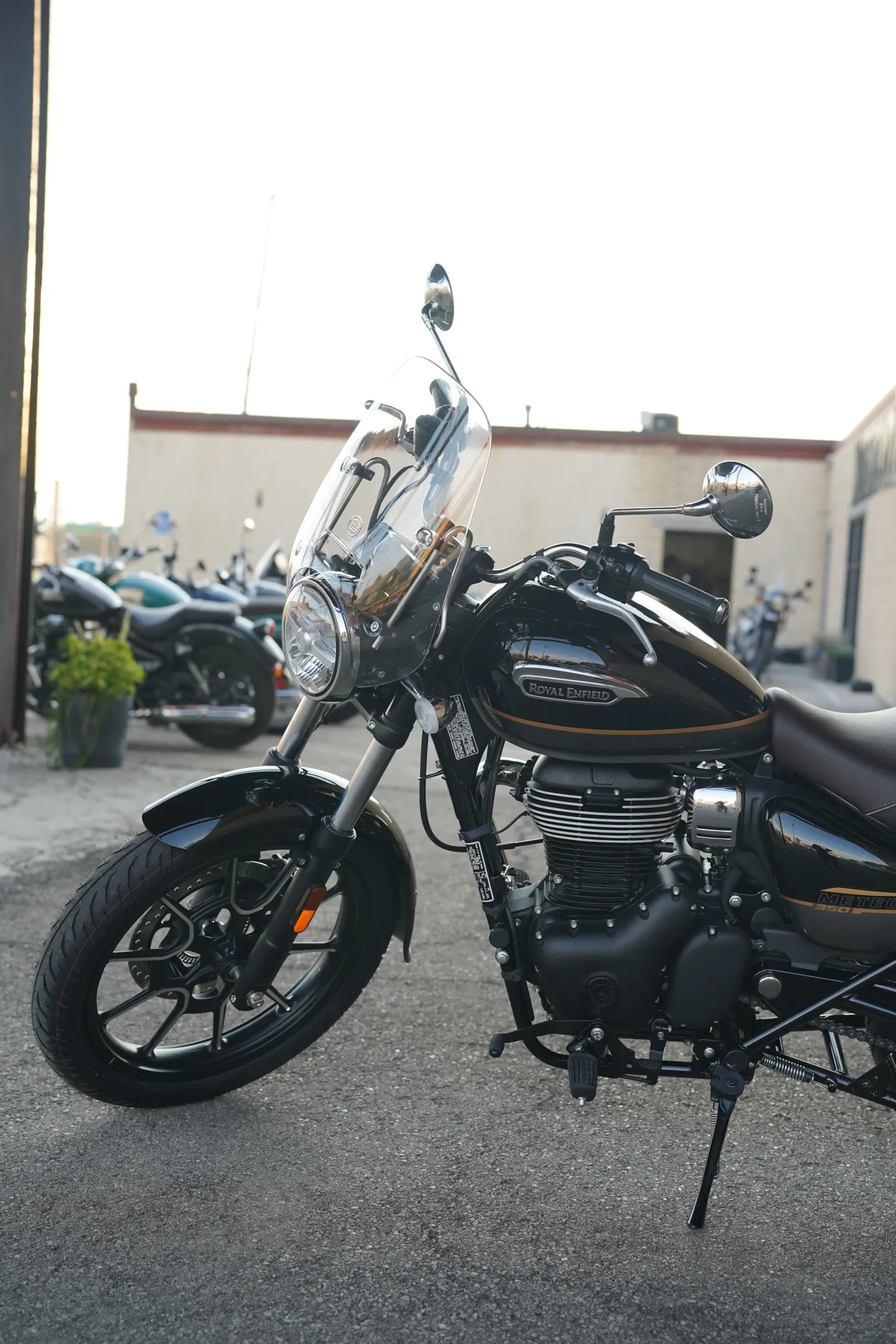 2027 Royal Enfield Meteor 350 - Supernova Black