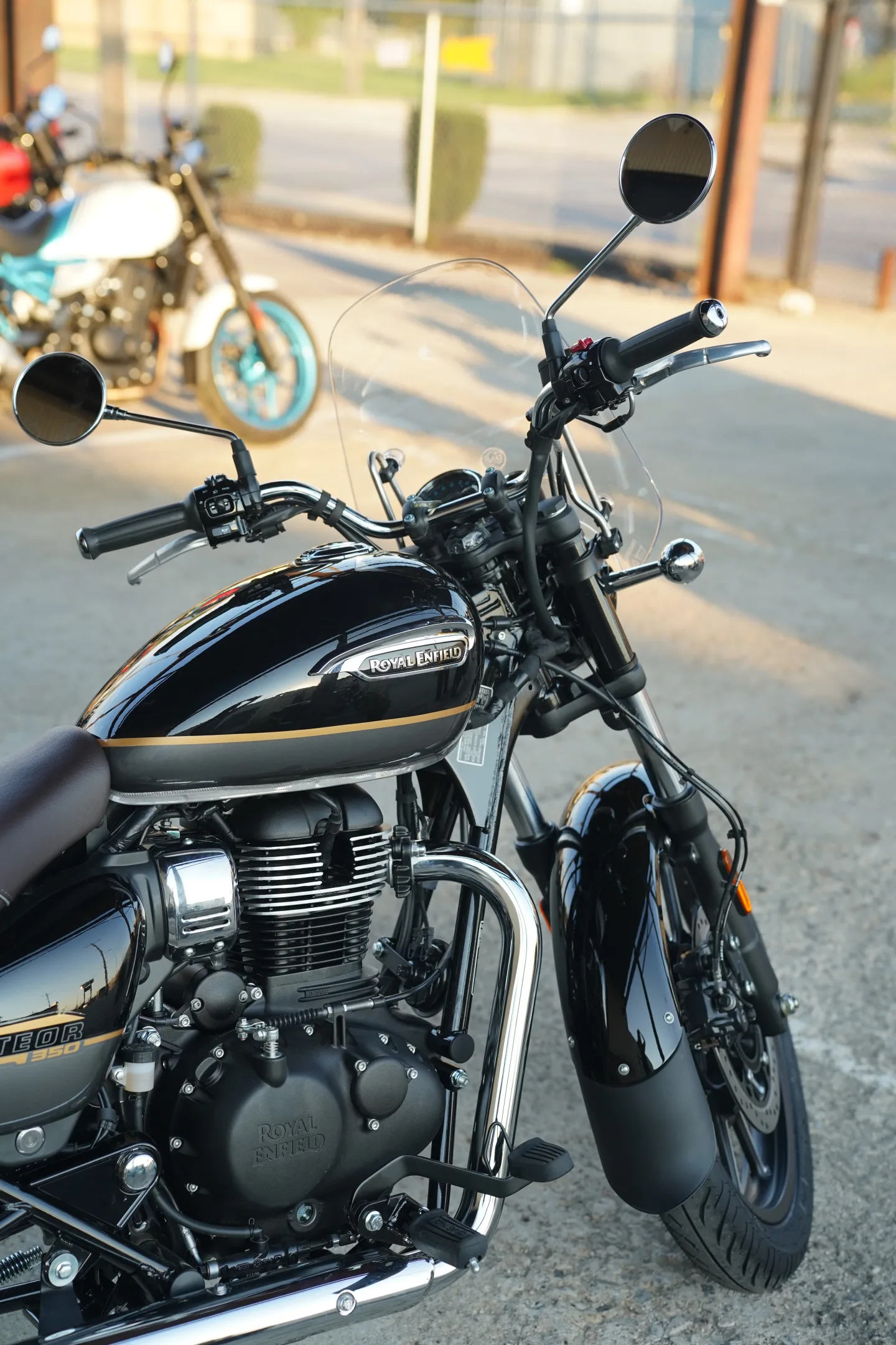 2027 Royal Enfield Meteor 350 - Supernova Black
