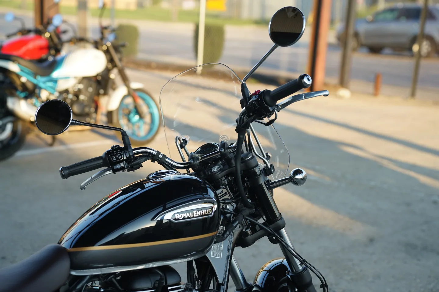 2027 Royal Enfield Meteor 350 - Supernova Black